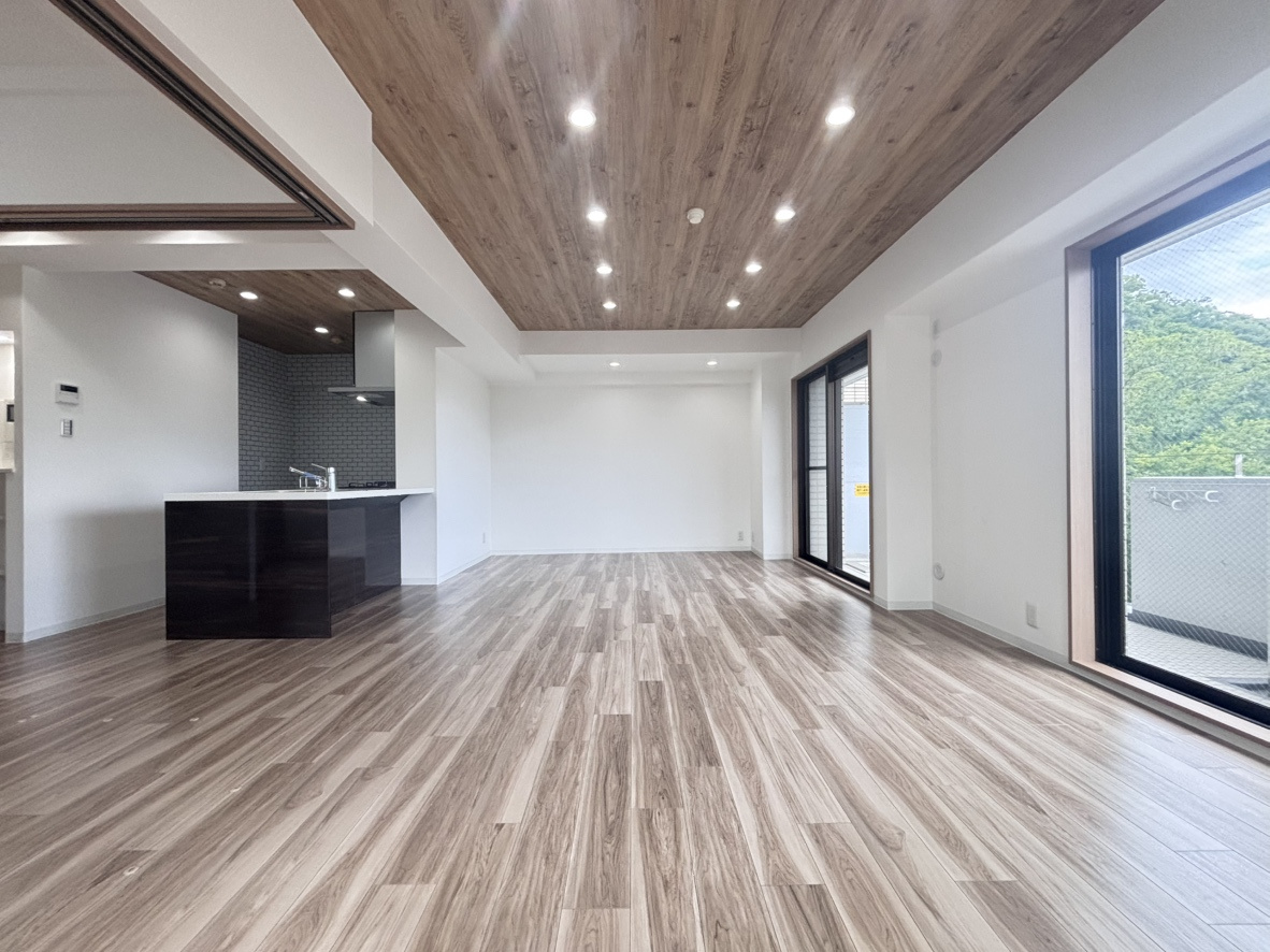 ドムール六甲山手の居間・リビング|・明るいリビングは約20帖のゆとり空間。クロスやフローリングも清潔感のある色合いで落ち着く空間に仕上がりました。