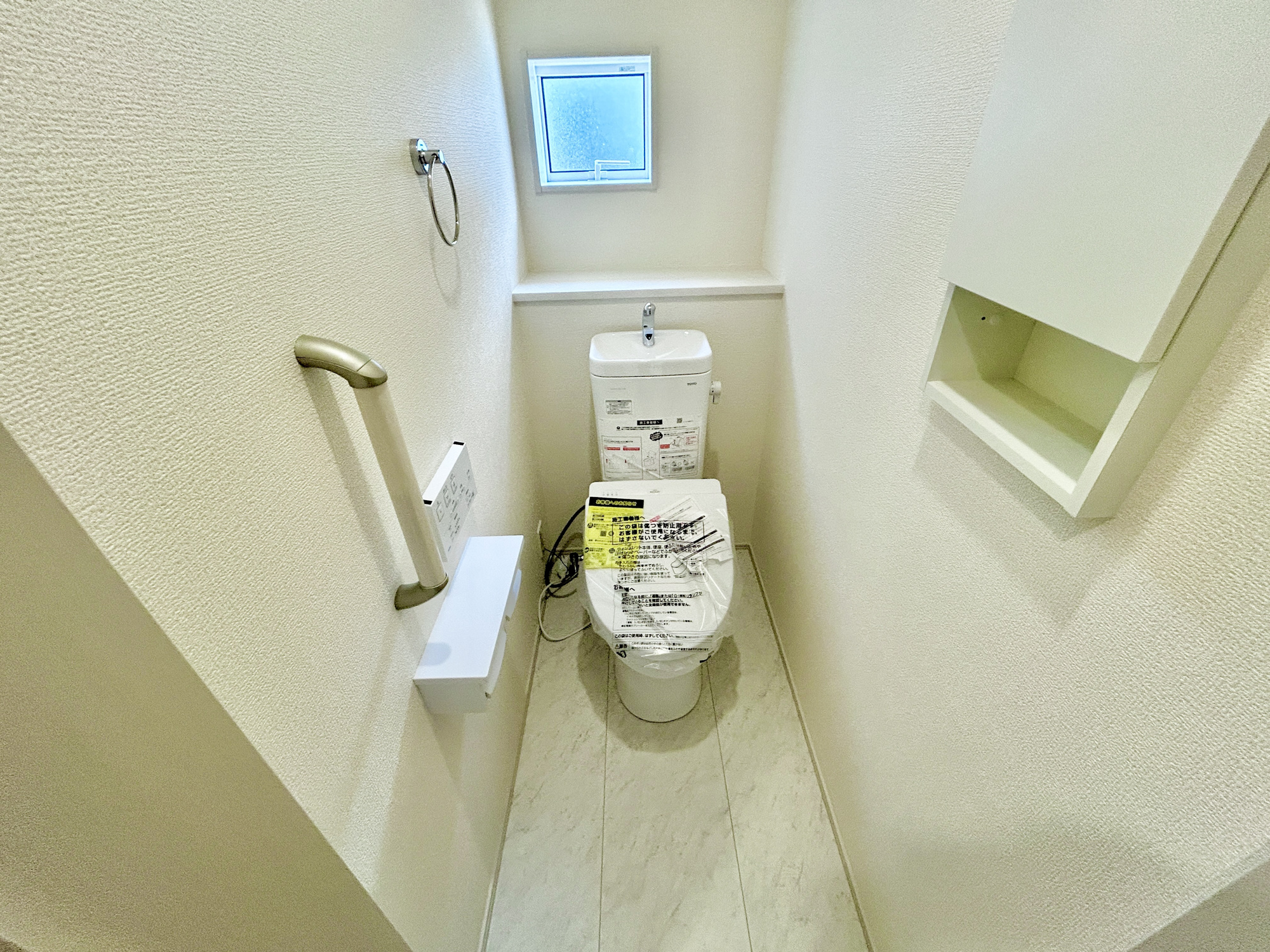 伊勢崎市豊城町　新築住宅全1棟のトイレ|節水型でエコなトイレには、今では当たり前の洗浄付き。便座を温める機能もついていて、居心地良くてトイレから出られなくなるかも！換気用に換気扇はもちろん、窓も着いているので常に快適ですね♪