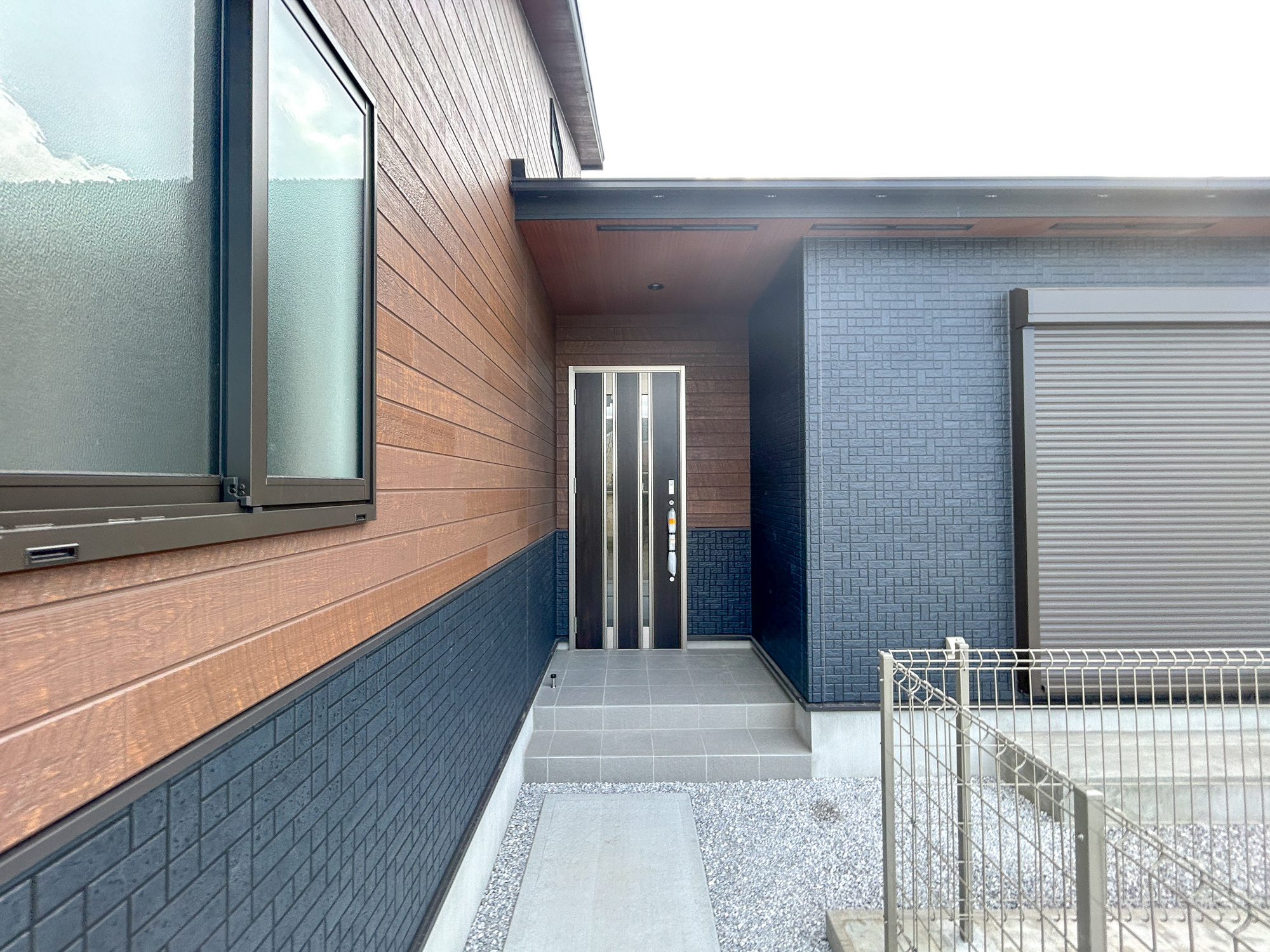 伊勢崎市豊城町　新築住宅全1棟の玄関|明るく優しいイメージの玄関アプローチ。玄関上は屋根があるので雨の心配いらず♪
