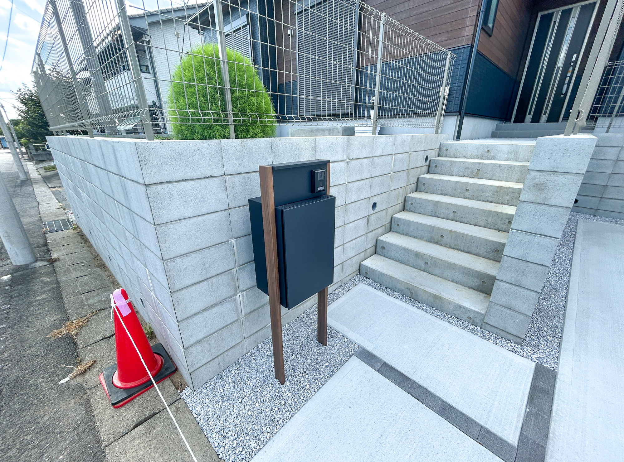 伊勢崎市豊城町　新築住宅全1棟の設備|おしゃれな機能ポールにはポスト、インターフォン、表札設置可能です♪