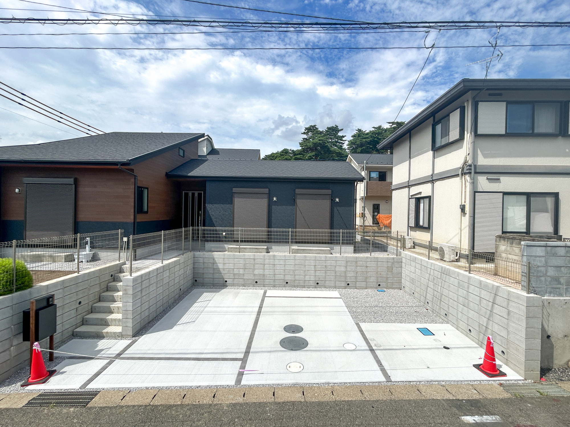 伊勢崎市豊城町　新築住宅全1棟の駐車場|車庫土間施工済み、駐車3台可能です(^^♪