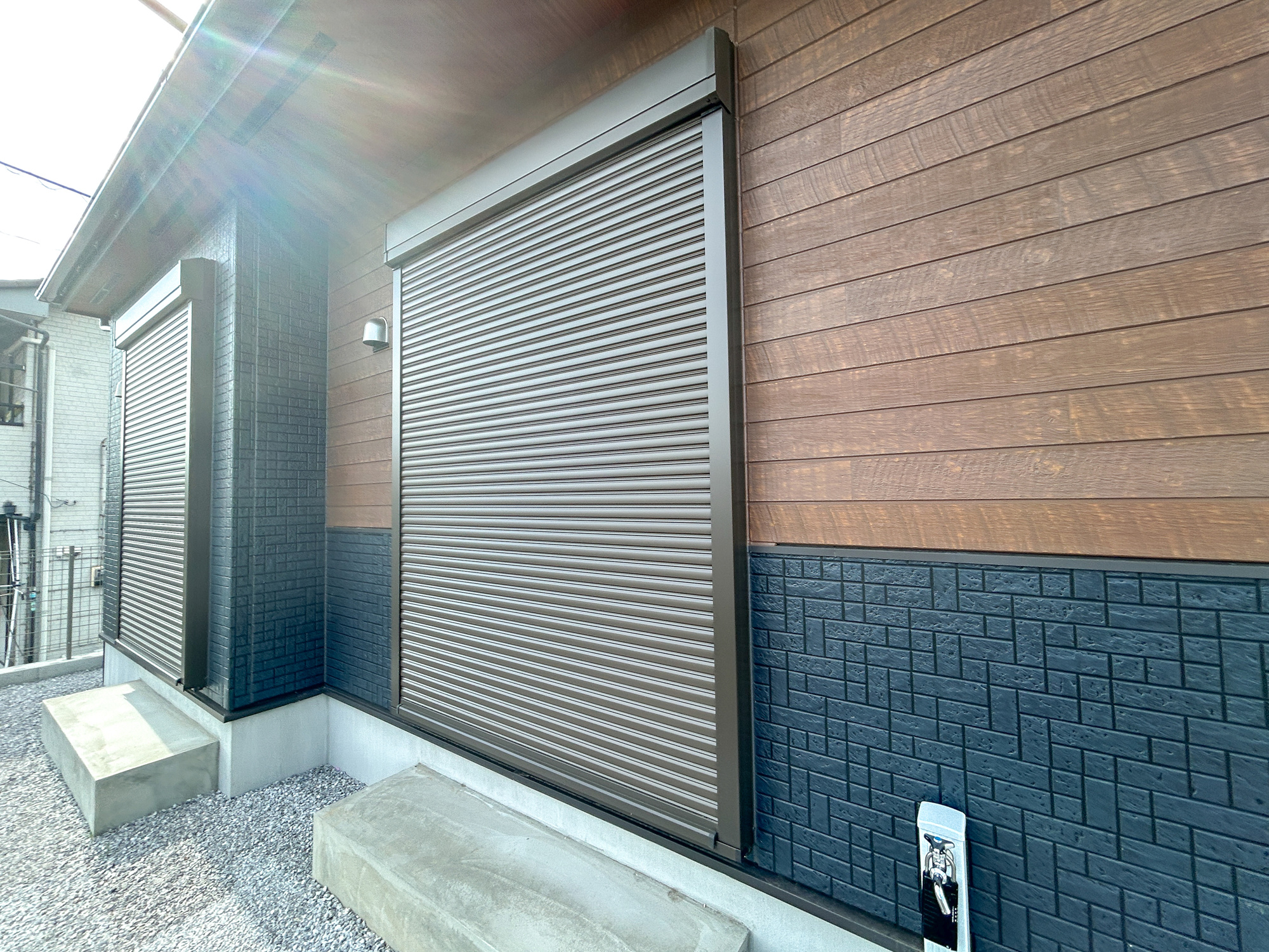 伊勢崎市豊城町　新築住宅全1棟の防犯設備|防風、防犯、防音、断熱と様々な効果を発揮するシャッター付きです♪			