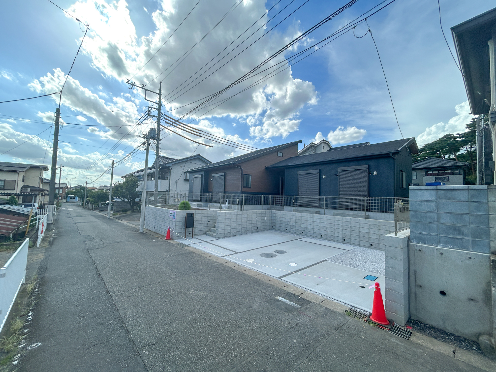 伊勢崎市豊城町　新築住宅全1棟の前面道路含む現地写真|閑静な住宅地で子育て家族にピッタリ。毎日のお散歩も快適な緑に恵まれたエリアで、自然に包まれた穏やかな暮らしを実現するための、ゆとりある住環境が整っています。

