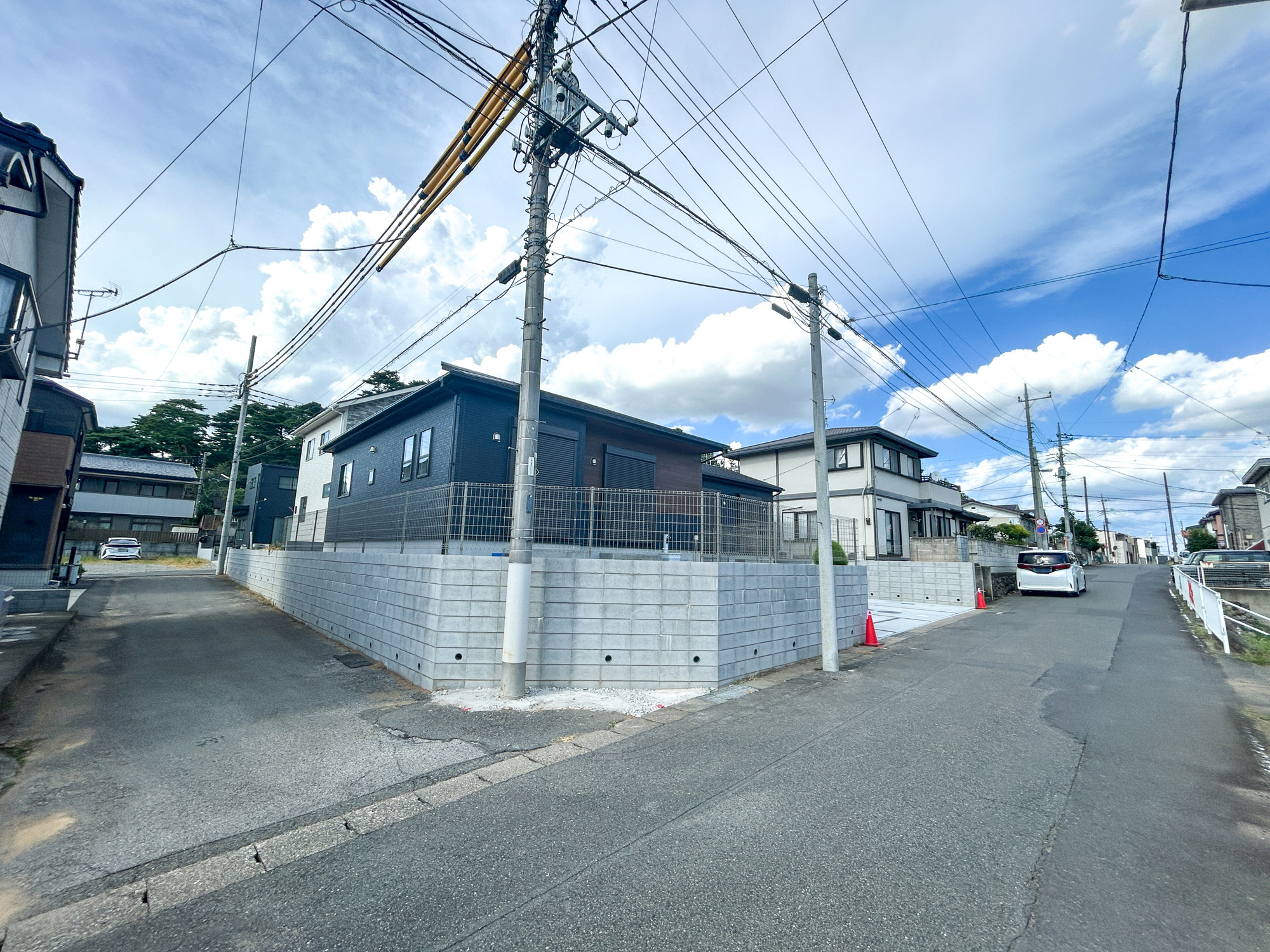 伊勢崎市豊城町　新築住宅全1棟の前面道路含む現地写真|低層の一戸建てを中心とした街並みが整然と続き、周辺は高い建物が建っていないので、採光や開放性に恵まれ、空が広く緑の多い閑静な趣を感じる環境です。

