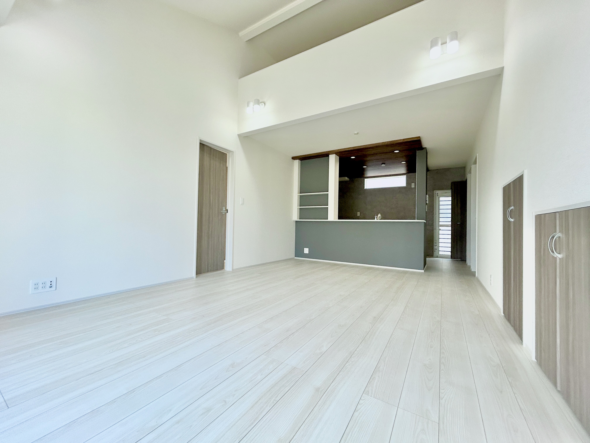 伊勢崎市豊城町　新築住宅全1棟の居間・リビング|大きく開いた窓からは、明るい陽射しが射し込みます。
爽やかな風が吹き抜ける心地良いリビングには、自然と家族が集まります。
