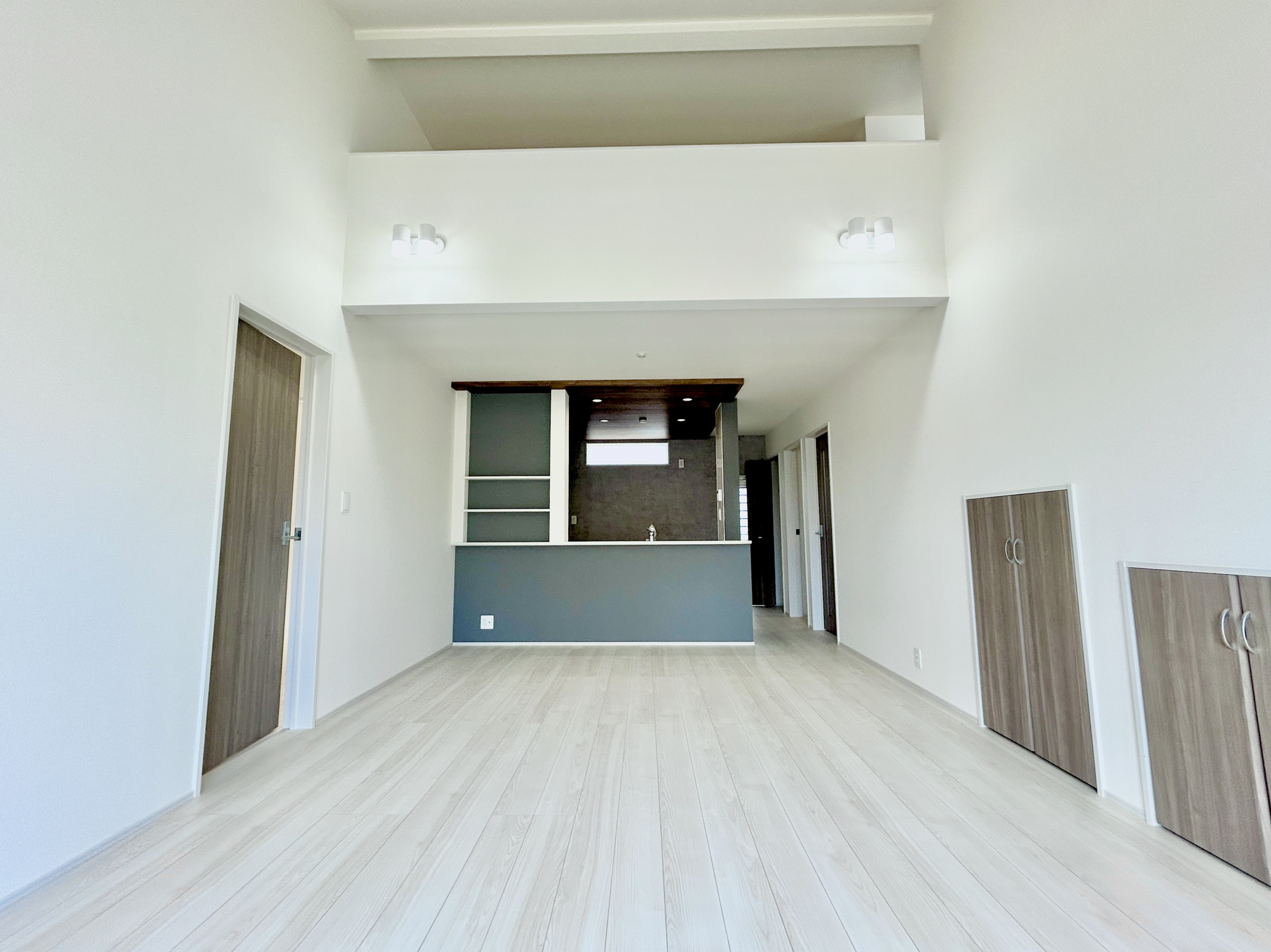 伊勢崎市豊城町　新築住宅全1棟の居間・リビング|室内にいても、たっぷりの陽光と爽やかな風を感じて頂ける、開放感あふれるリビングです。
ご家族と穏やかに過ごす、心地の良い時間が流れます。