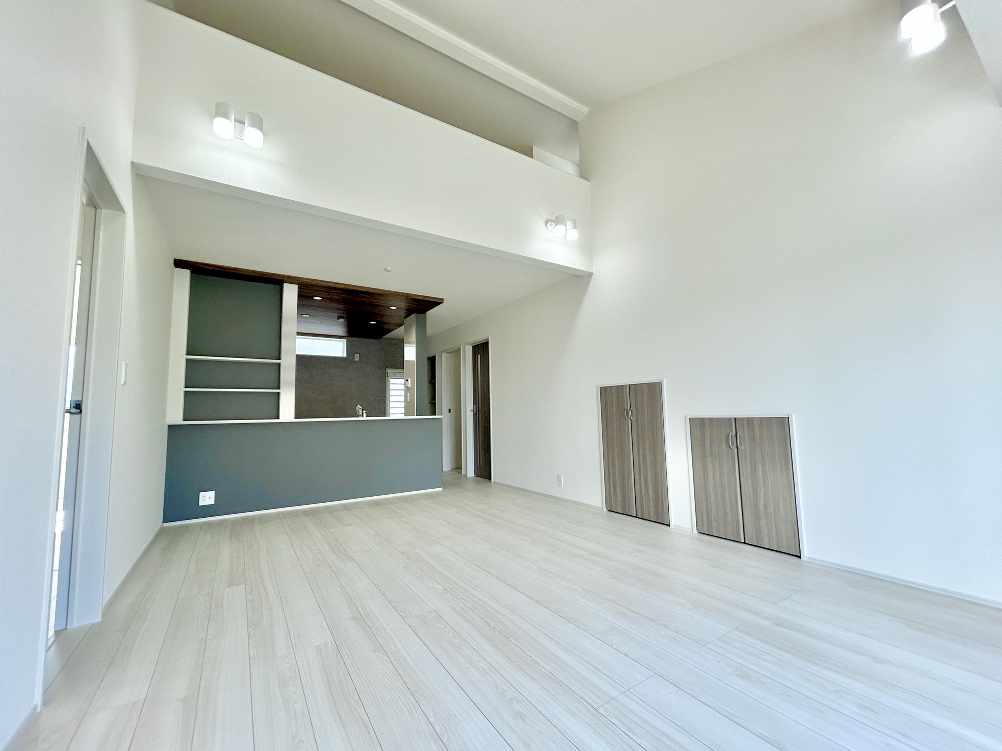 伊勢崎市豊城町　新築住宅全1棟の居間・リビング|オープンな空間を生み出す、こだわりの広がりとゆとり。家族と過ごす時間を大切にしたい方にぴったりの明るくゆとりある住空間です。窓からの日差しがリビングの隅々までしっかりと届きます！ 