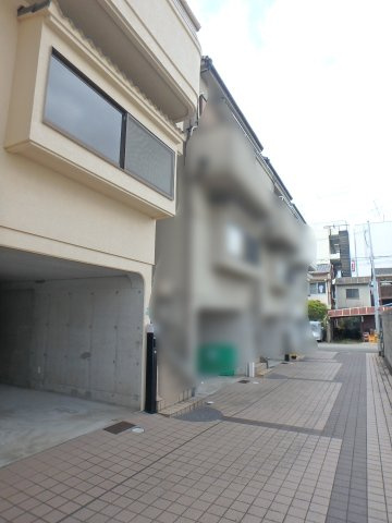 甲子園2番町テラスハウスの前面道路含む現地写真|前面道路は交通量の少ない通路です