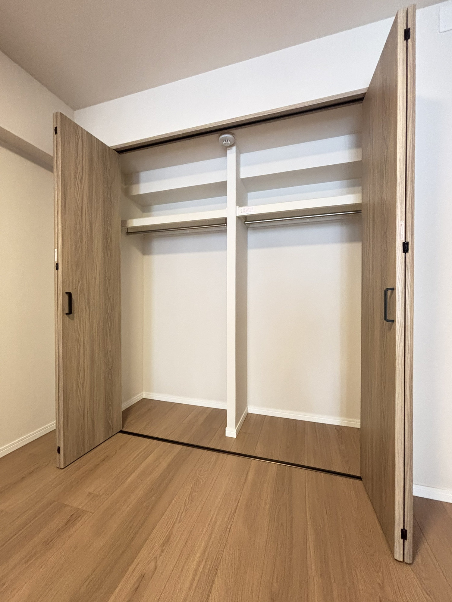 クローバーハイツ三宮の収納|【北東側 洋室（5.4帖）クローゼット】上部に2段の棚とハンガーパイプが設置されています。