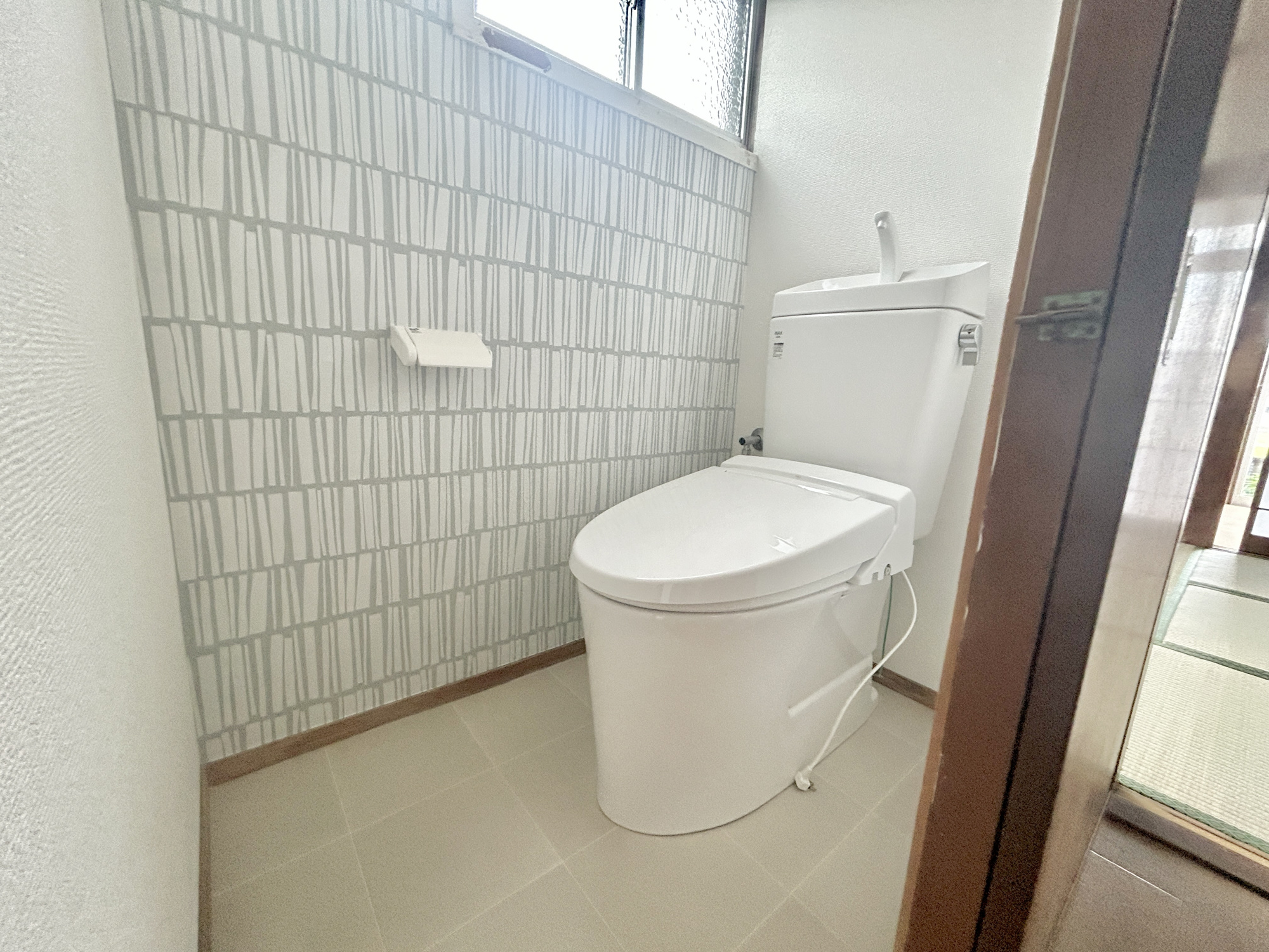 前橋市青柳町2期　中古住宅のトイレ|節水型でエコなトイレには、今では当たり前の洗浄付き。便座を温める機能もついていて、居心地良くてトイレから出られなくなるかも！換気用に換気扇はもちろん、窓も着いているので常に快適ですね♪