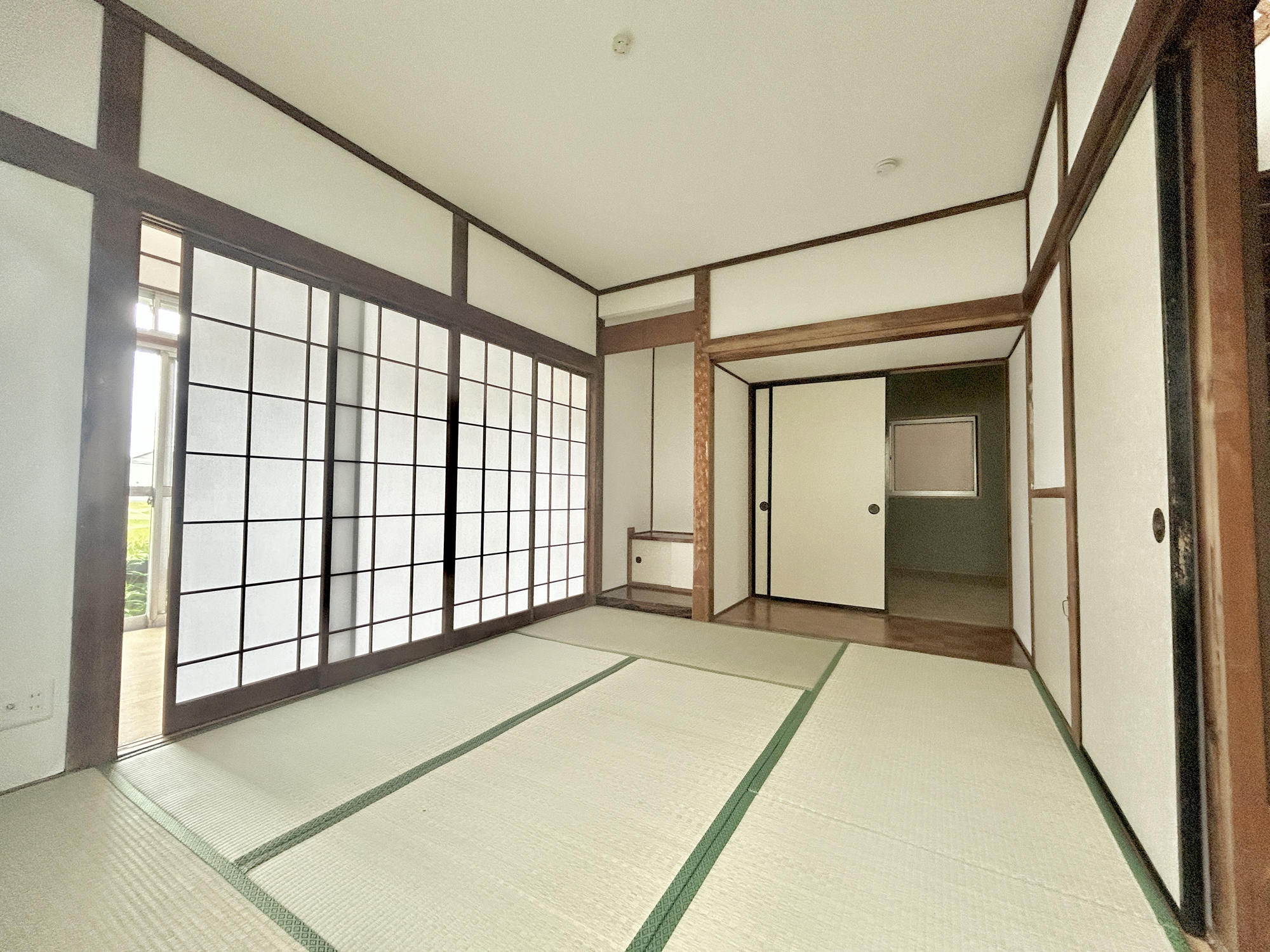 前橋市青柳町2期　中古住宅の和室|い草の良い香りがする畳のお部屋♪
大きな窓からたっぷりの日差しが降り注ぐ明るい室内です。