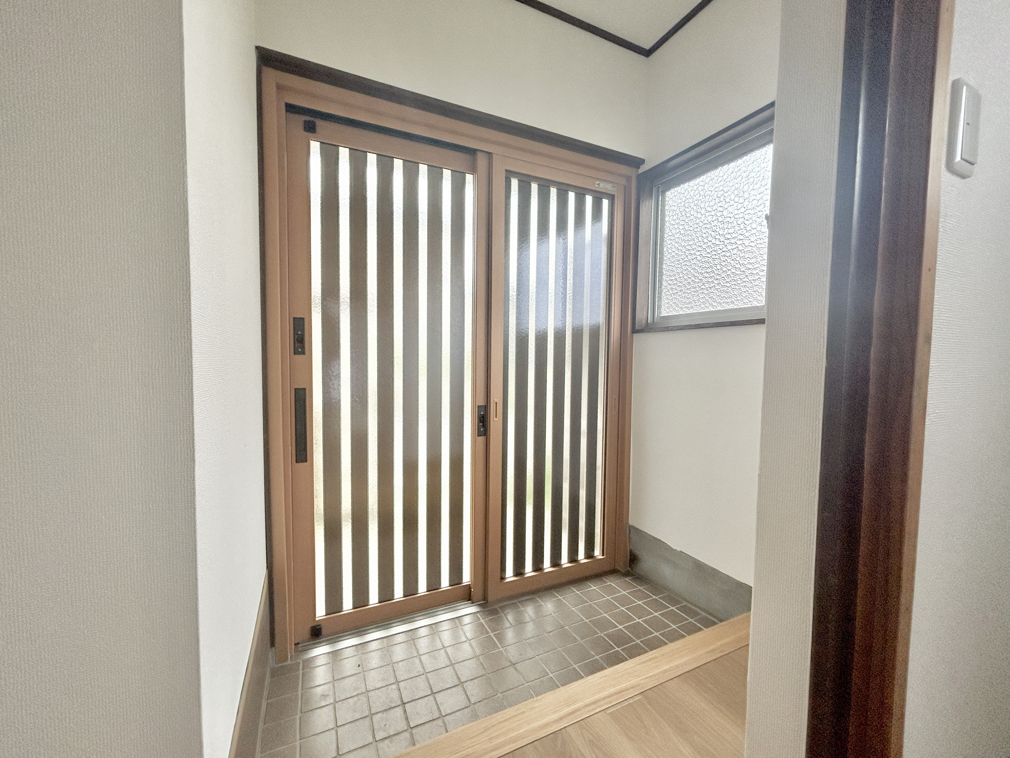 前橋市青柳町2期　中古住宅の内装|明るく優しいイメージの玄関アプローチ。居住者の帰り、訪れる方を優しく迎える・安らぎに満ちた生活空間を予感させます♪