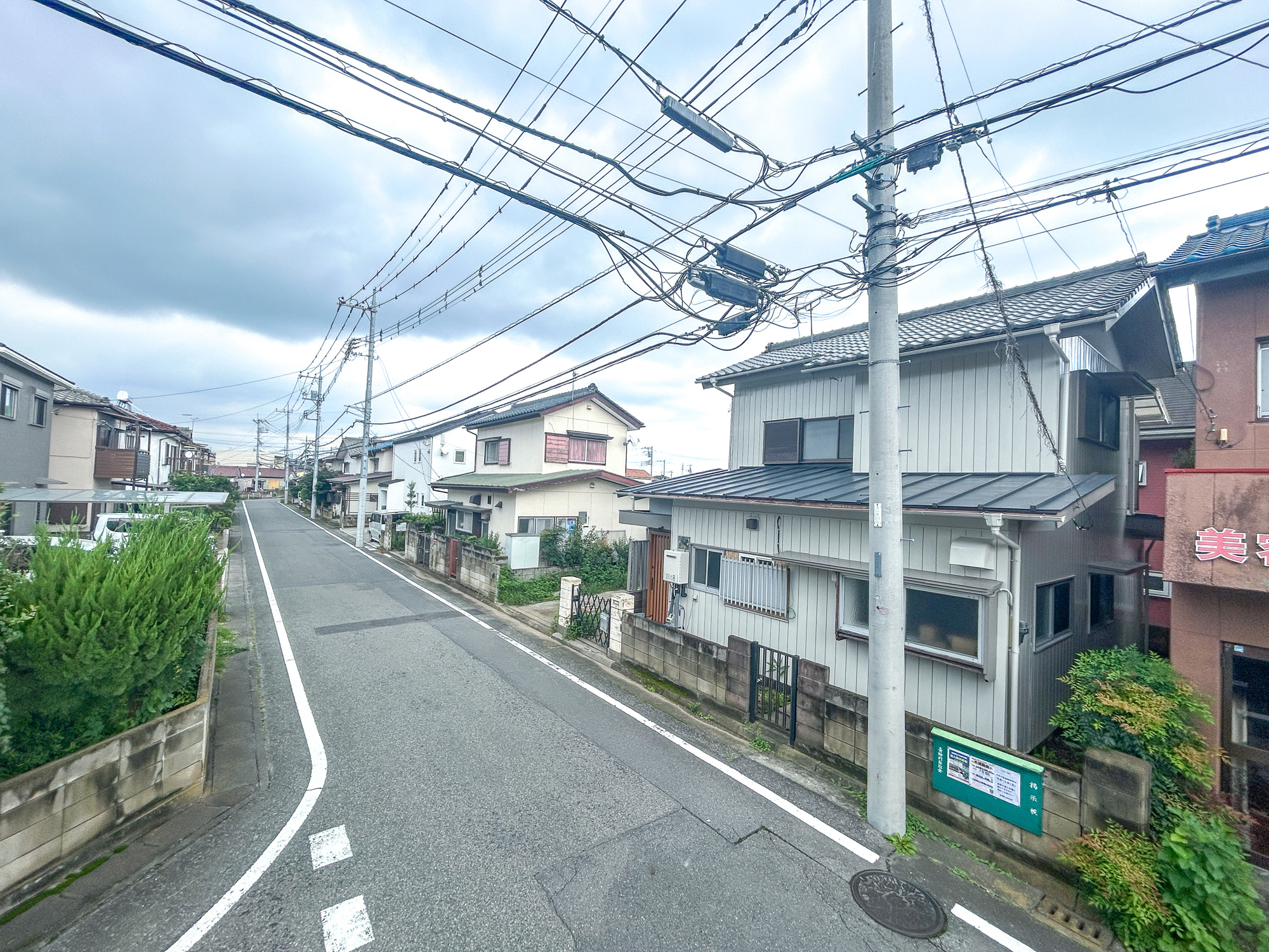 前橋市青柳町2期　中古住宅の前面道路含む現地写真|低層の一戸建てを中心とした街並みが整然と続き、周辺は高い建物が建っていないので、採光や開放性に恵まれ、空が広く緑の多い閑静な趣を感じる環境です。

