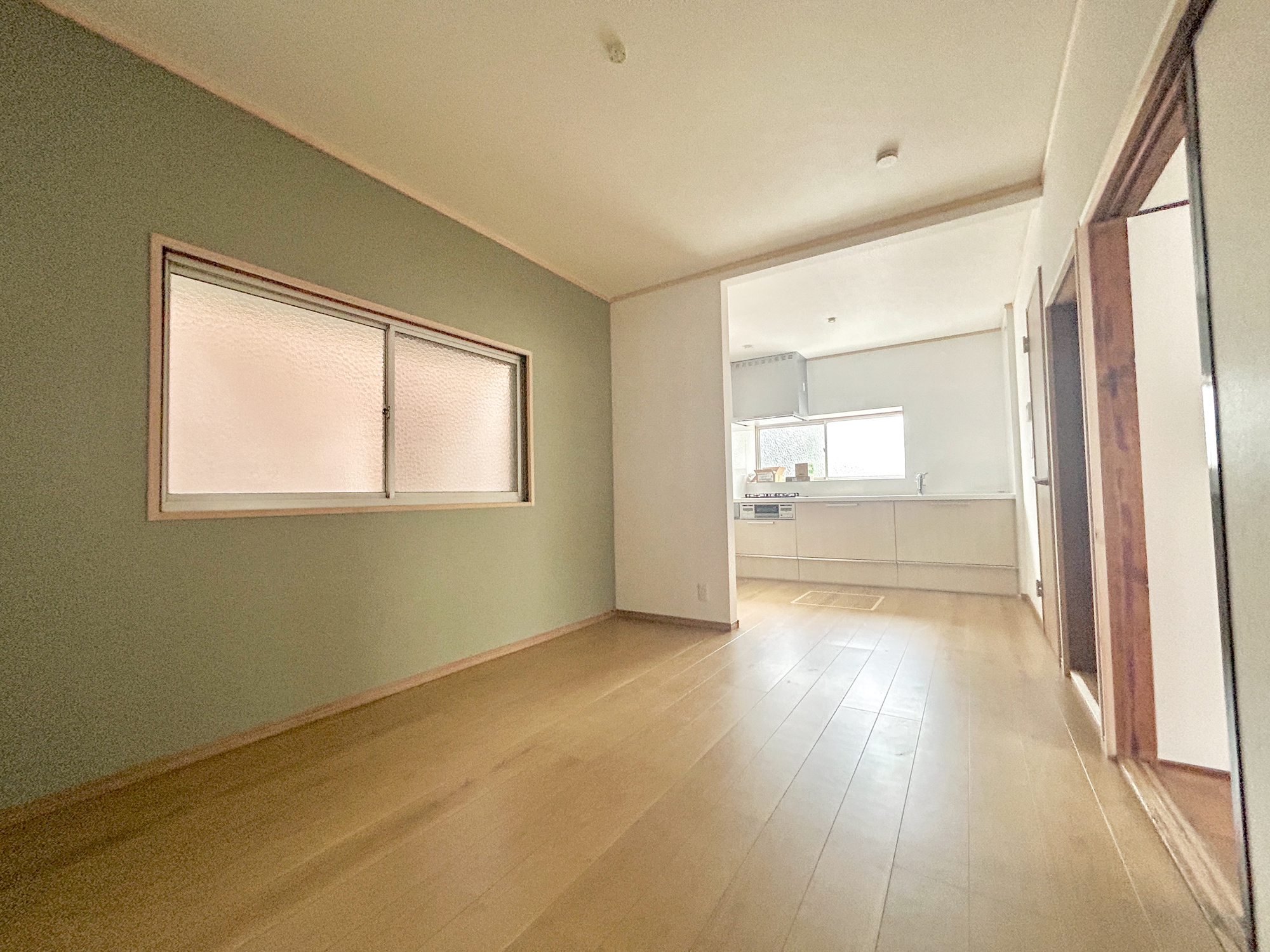 前橋市青柳町2期　中古住宅の居間・リビング|窓からは、明るい陽射しが射し込みます。
爽やかな風が吹き抜ける心地良いリビングには、自然と家族が集まります。
