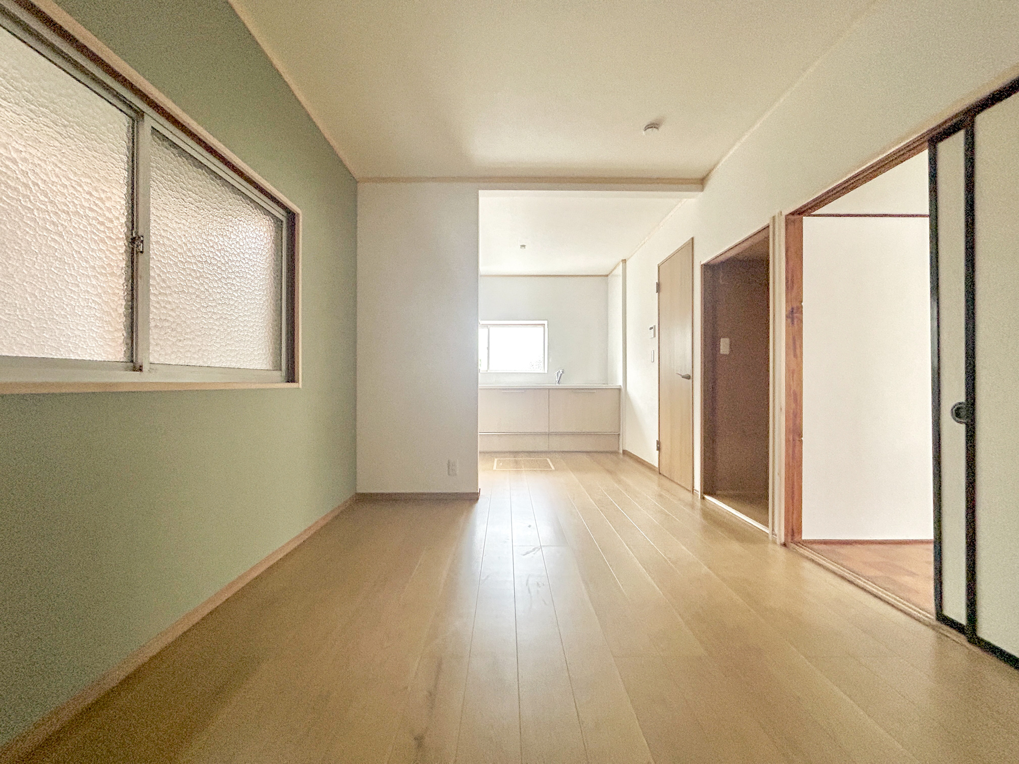前橋市青柳町2期　中古住宅の居間・リビング|室内にいても、たっぷりの陽光と爽やかな風を感じて頂ける、開放感あふれるリビングです。
ご家族と穏やかに過ごす、心地の良い時間が流れます。