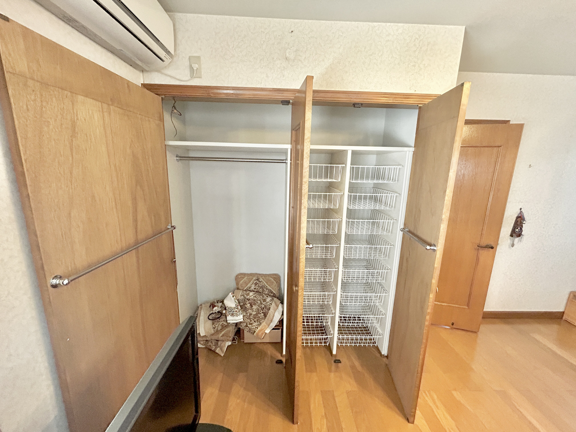 前橋市下大島町　中古住宅の収納|枕棚とハンガーパイプが標準装備の機能的なクローゼットは、大切なお洋服をきれいな状態で収納できます！
また、収納ボックスなどを配置して使えば、多様な使い方が出来、収納の幅が広がります！
