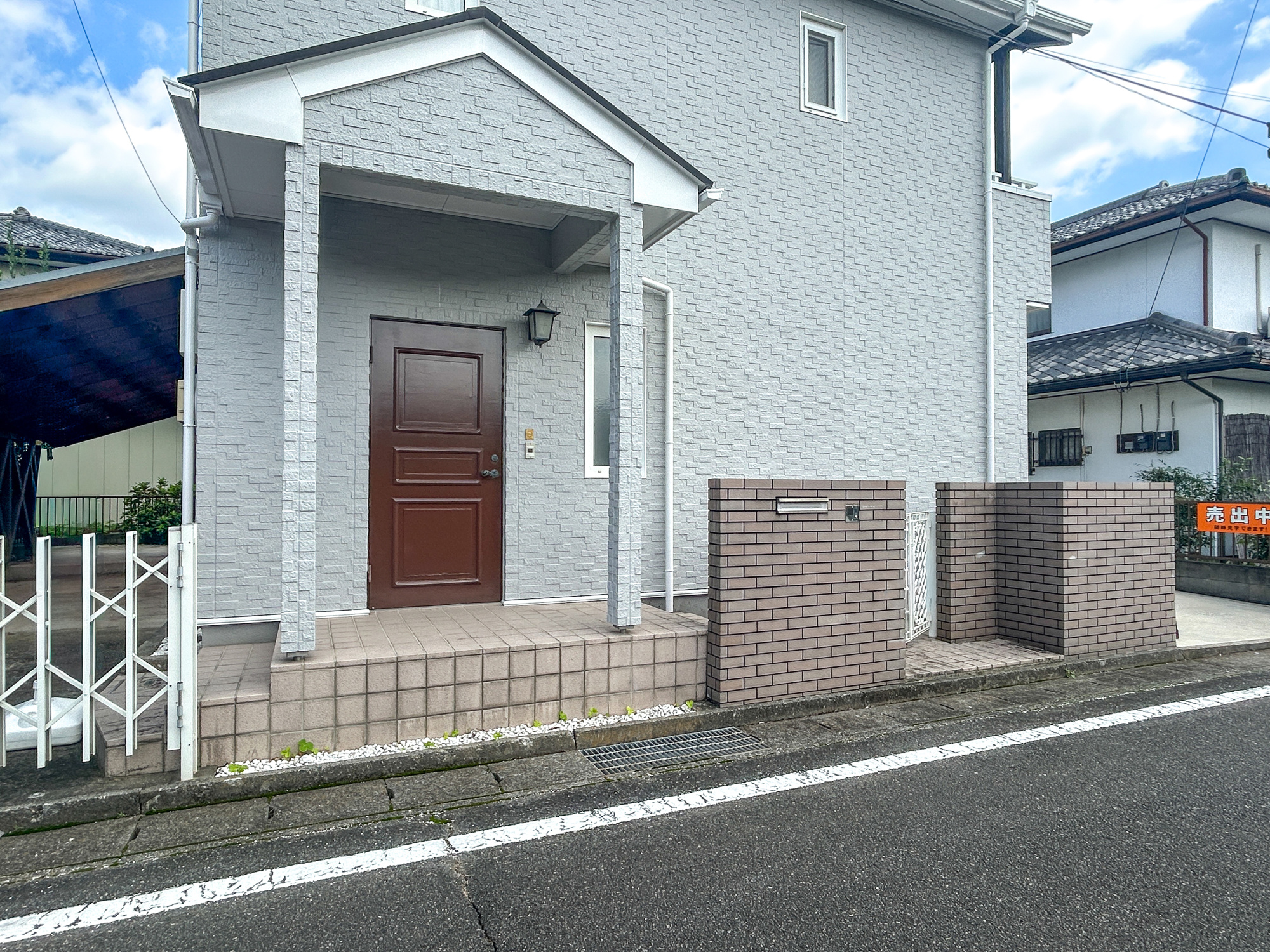 前橋市下大島町　中古住宅の玄関|玄関上は屋根があるので雨の心配いらず♪