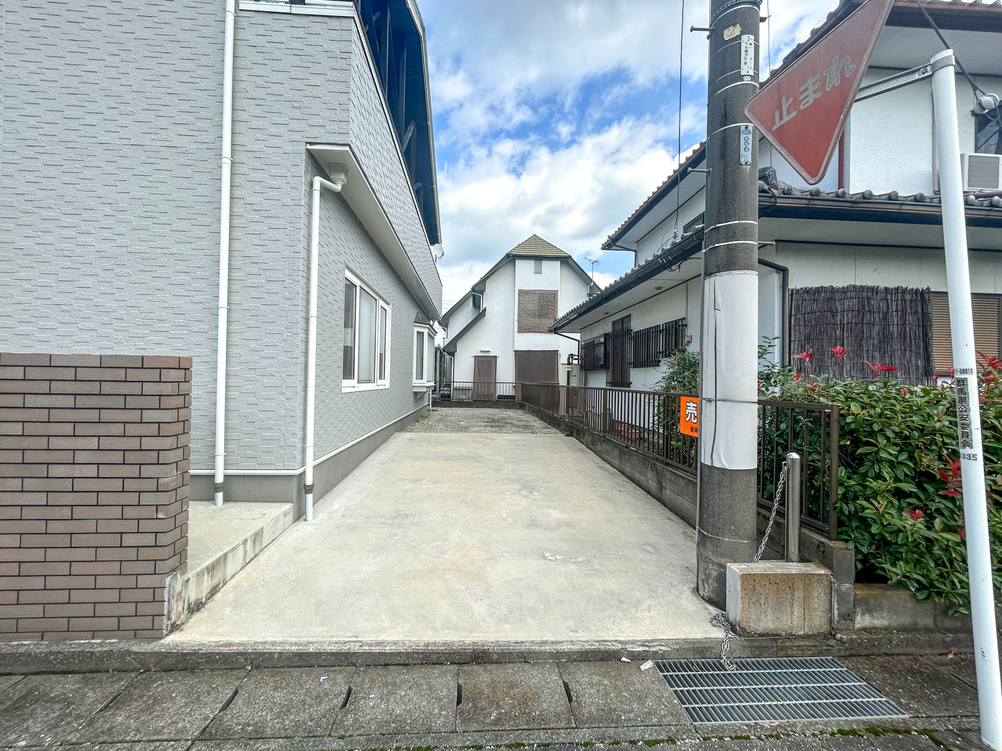 前橋市下大島町　中古住宅の駐車場|車庫土間施工、駐車3台可能です(^^♪