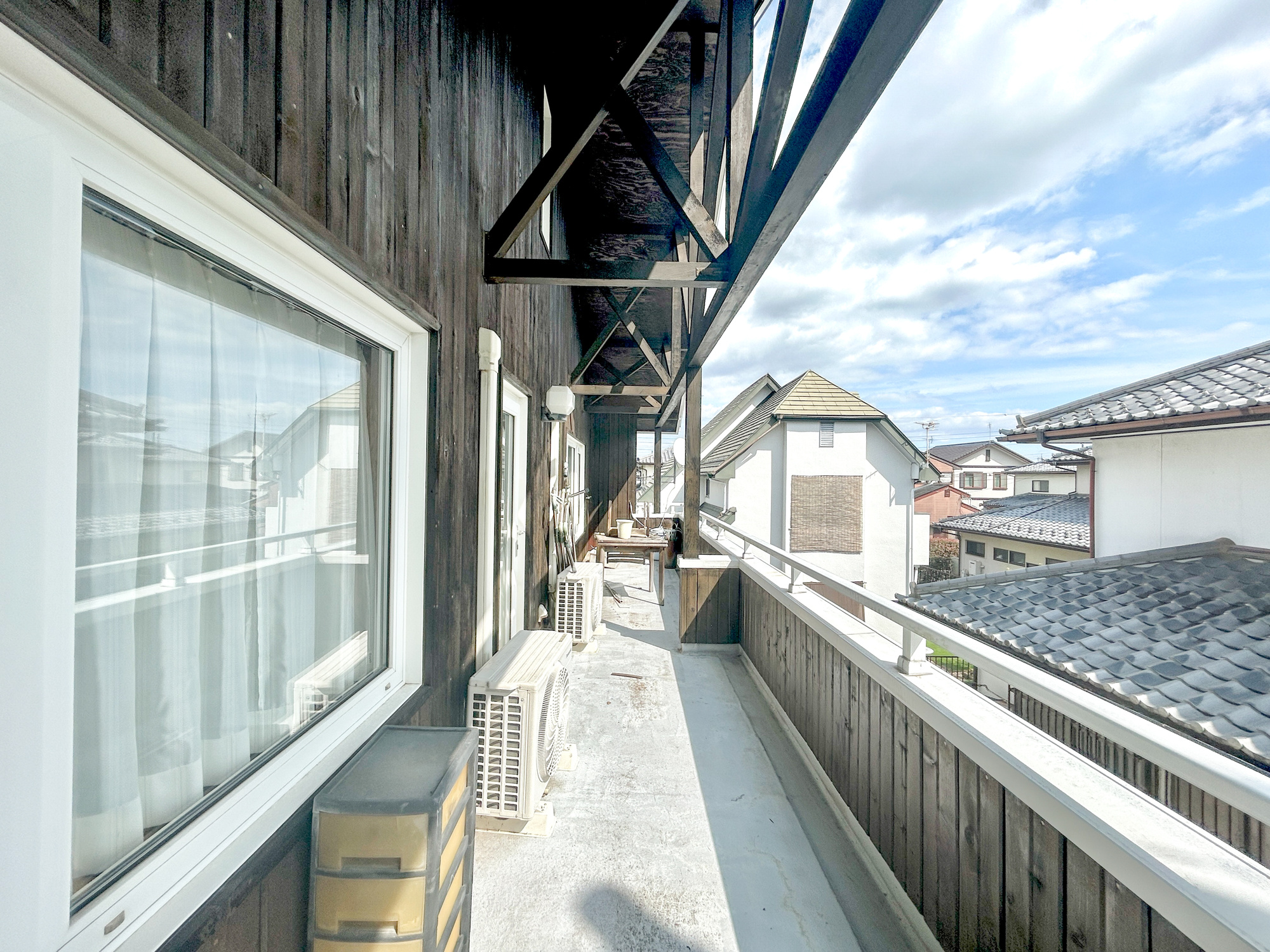 前橋市下大島町　中古住宅のバルコニー|南向きで陽当りの良いバルコニーは、物干しセットを追加すれば、一度にたくさんのお洗濯物が干せるのが魅力！バルコニーは洗濯物を干すだけの場所じゃなく、家族のゆとりのある時間を演出するプライベート空間。