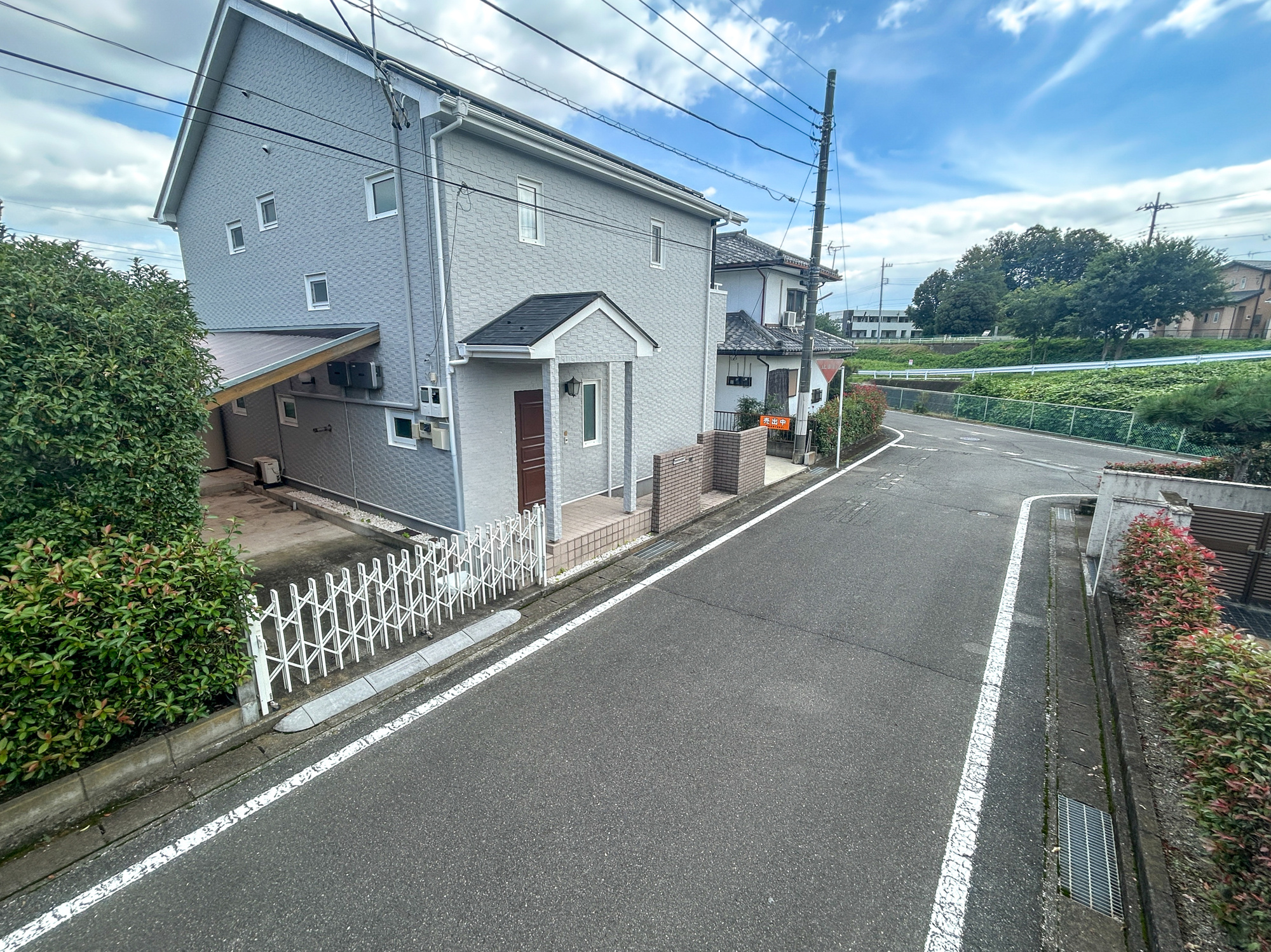 前橋市下大島町　中古住宅の前面道路含む現地写真|低層の一戸建てを中心とした街並みが整然と続き、周辺は高い建物が建っていないので、採光や開放性に恵まれ、空が広く緑の多い閑静な趣を感じる環境です。

