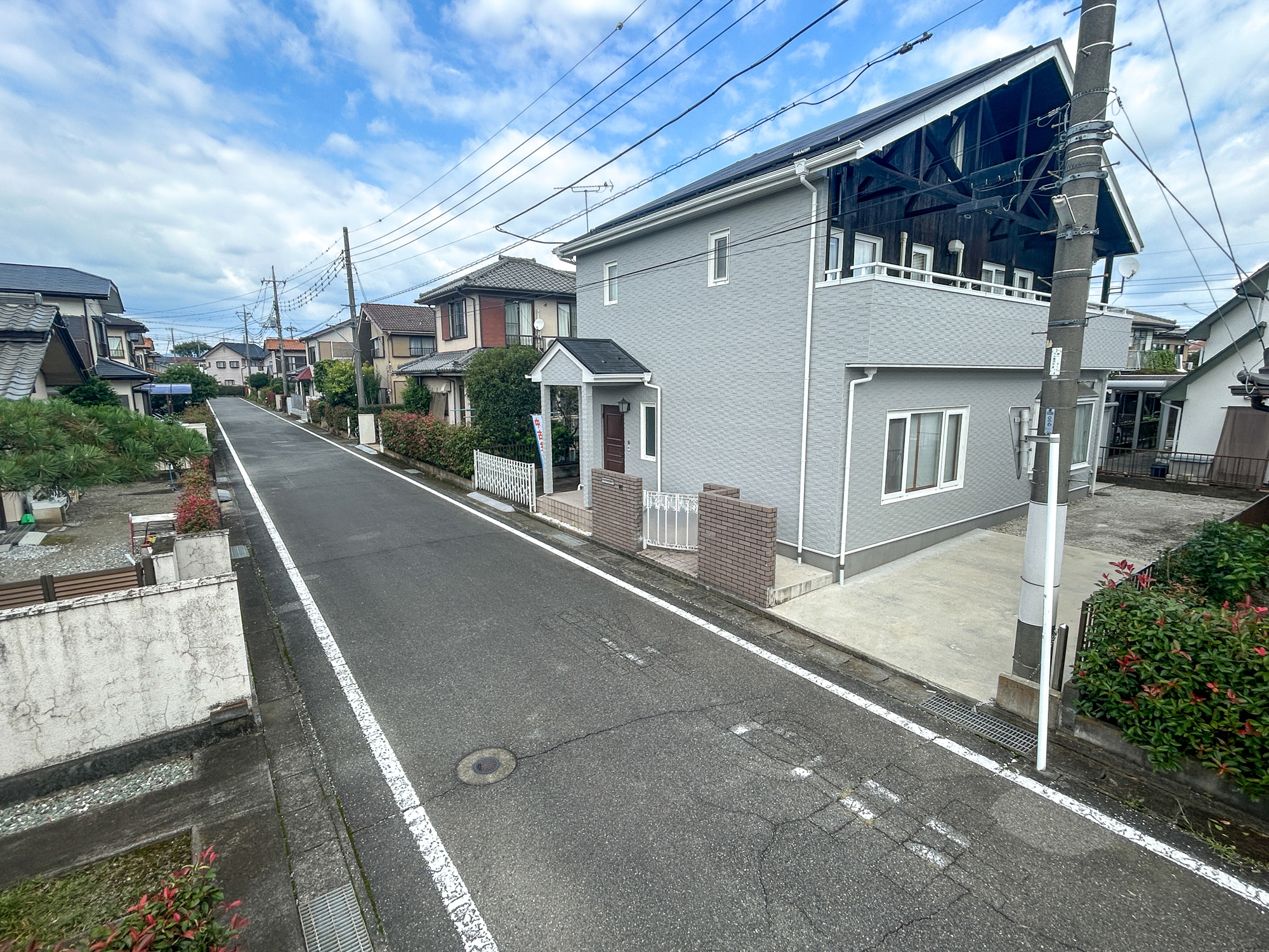 前橋市下大島町　中古住宅の前面道路含む現地写真|低層の一戸建てを中心とした街並みが整然と続き、周辺は高い建物が建っていないので、採光や開放性に恵まれ、空が広く緑の多い閑静な趣を感じる環境です。


