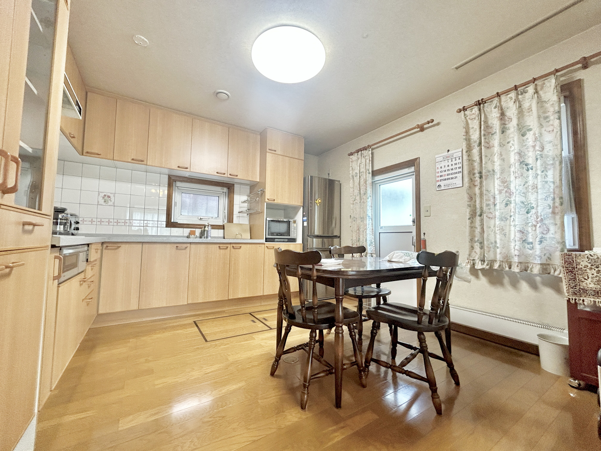 前橋市下大島町　中古住宅のキッチン|ここにはみんなが集い、食事と楽しい会話が始まる。話に夢中になりすぎて、ついつい時を忘れてしまう。そんな束の間の幸せを感じさせてくれる場所。