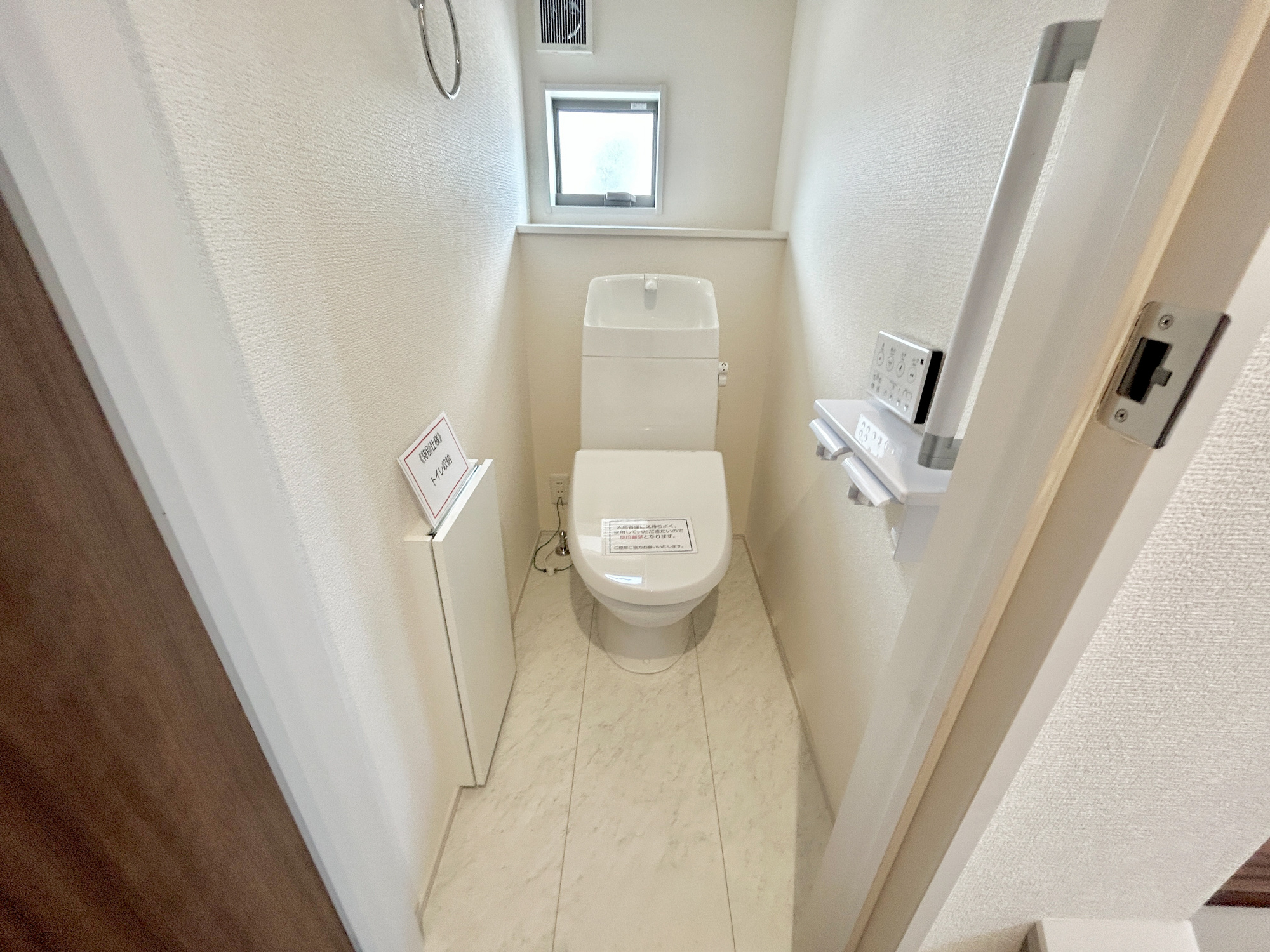 伊勢崎第3茂呂町　新築住宅全5棟のトイレ|節水性能の高いトイレはもちろんウォシュレット付き♪便器のフチがないタイプなので、お掃除もサッとひと拭きでOK！壁埋込型収納も付いており、スッキリ広々とご利用いただけます。