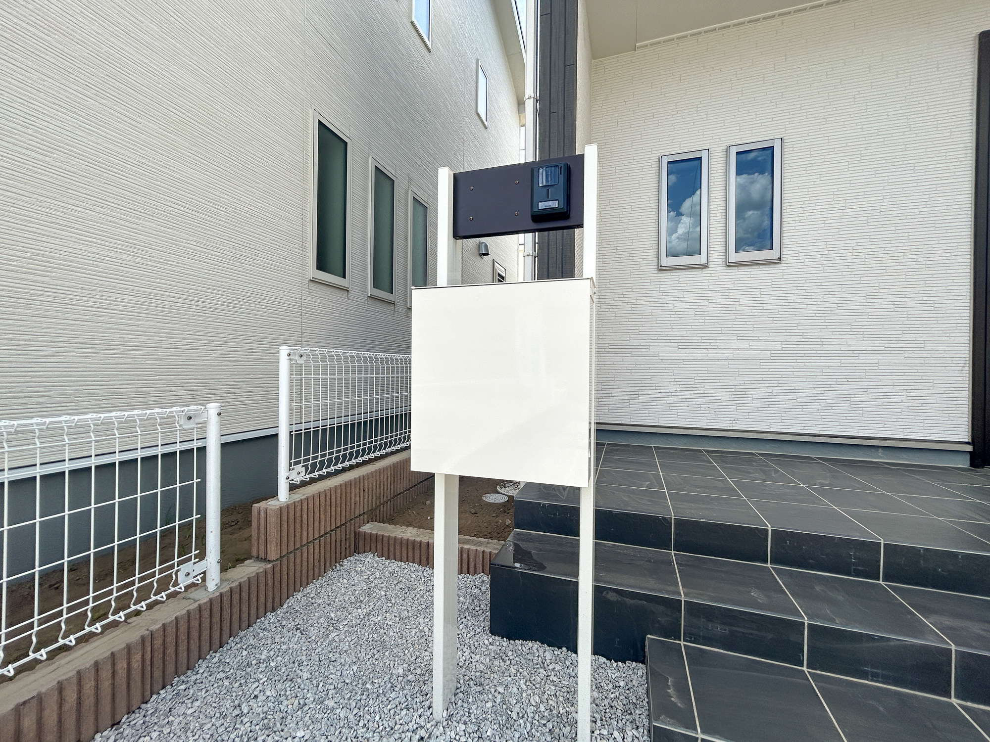 伊勢崎第3茂呂町　新築住宅全5棟の設備|おしゃれな機能ポールにはポスト、インターフォン、表札設置可能です♪
