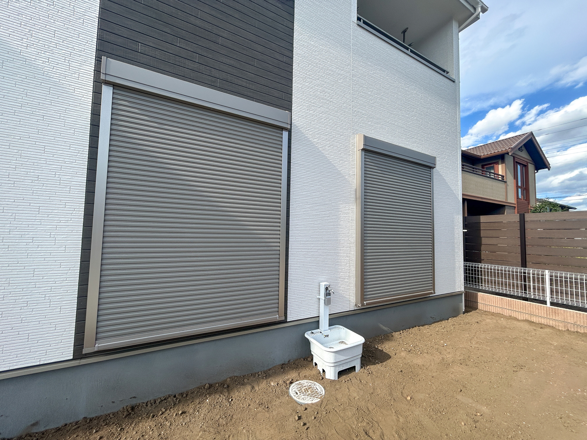 伊勢崎第3茂呂町　新築住宅全5棟の防犯設備|防風、防犯、防音、断熱と様々な効果を発揮するシャッター付きです♪