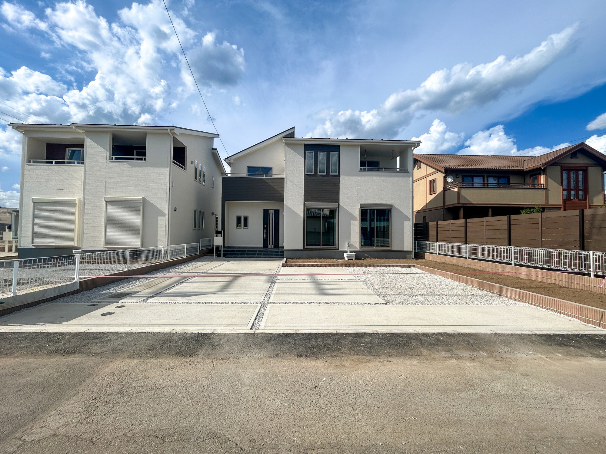 伊勢崎第3茂呂町　新築住宅全5棟の駐車場|車庫土間施工、駐車3台可能です(^^♪