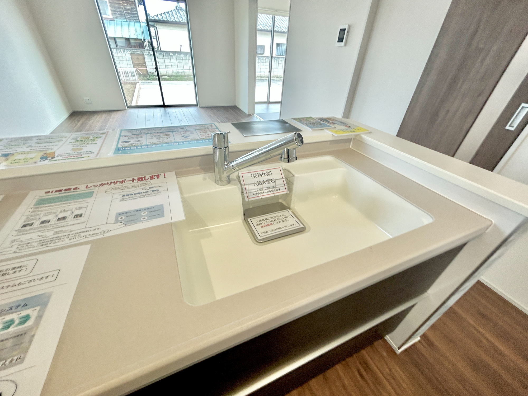伊勢崎第3茂呂町　新築住宅全5棟の設備|浄水機能付シャワー水栓は、浄水器ごと蛇口が引き出せるから、ポットやお鍋などに浄水を注ぐときやシンクを洗う時に便利です♪