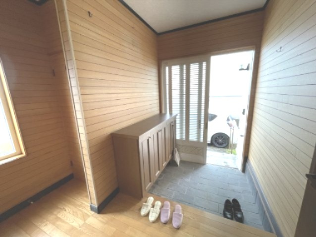 登別市富士町6丁目24-2　中古住宅の玄関