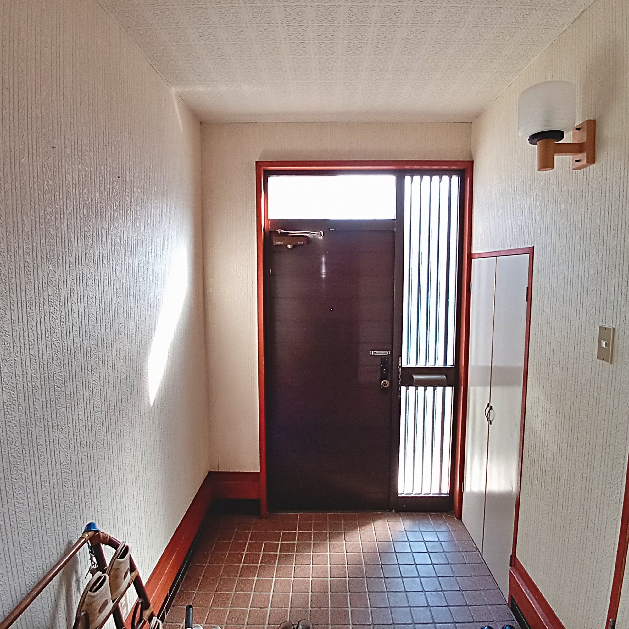 室蘭市本輪西町3丁目38-21　中古住宅の玄関