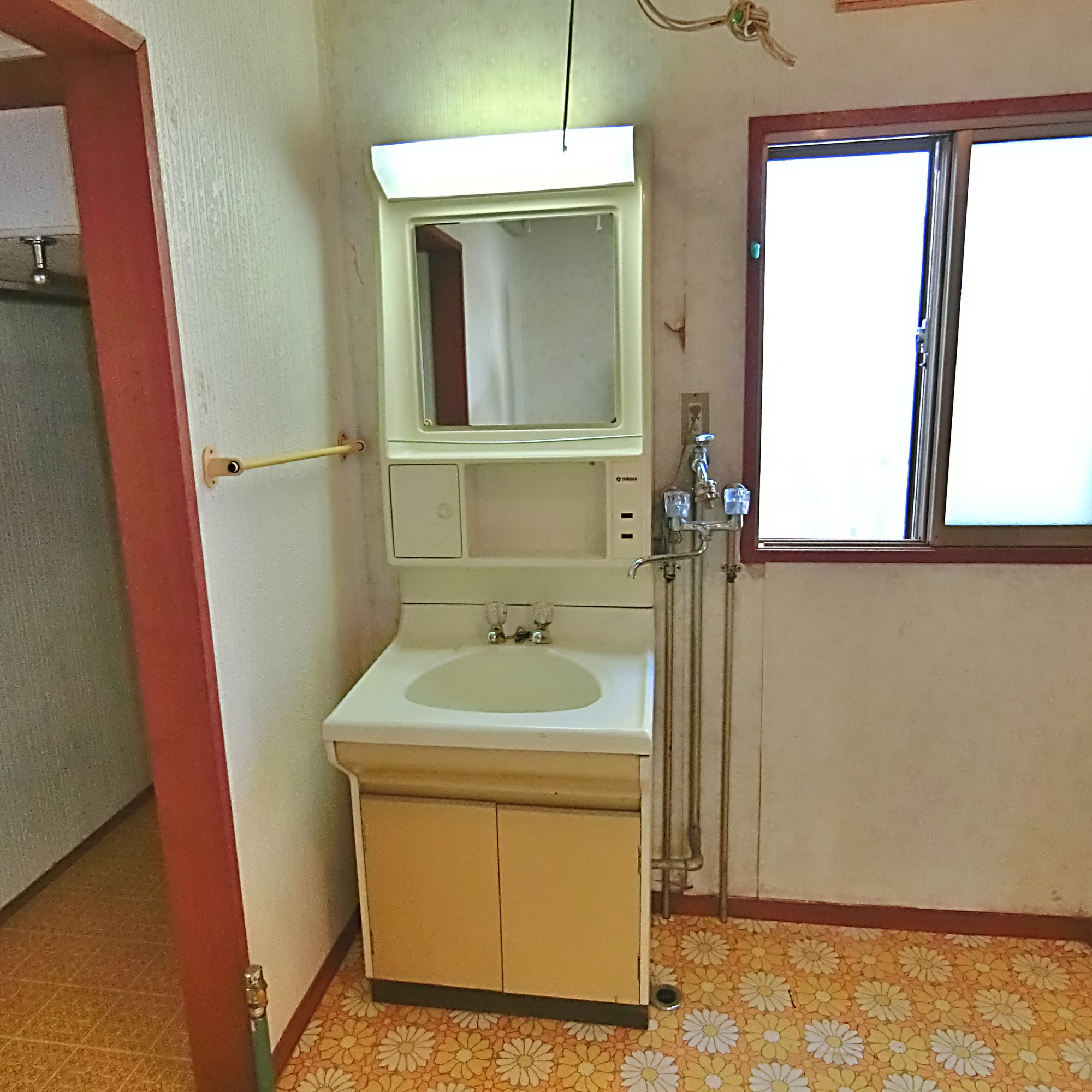室蘭市本輪西町3丁目38-21　中古住宅の独立洗面台
