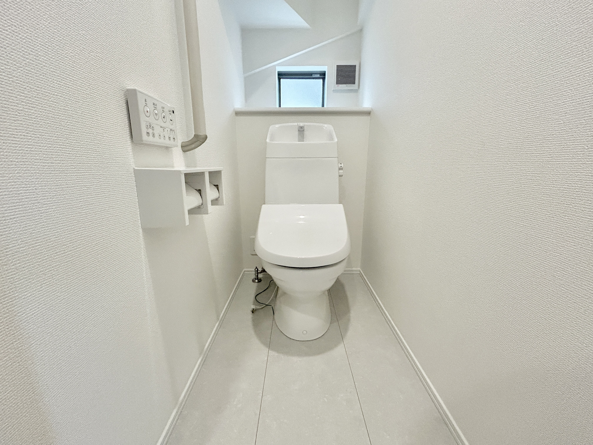 前橋市光が丘町　新築住宅全2棟のトイレ|節水性能の高いトイレはもちろんウォシュレット付き♪便器のフチがないタイプなので、お掃除もサッとひと拭きでOK！壁埋込型収納も付いており、スッキリ広々とご利用いただけます。