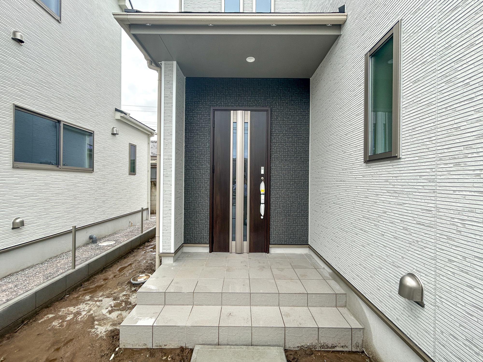 前橋市光が丘町　新築住宅全2棟の玄関|居住者の帰り、訪れる方を優しく迎える・安らぎに満ちた生活空間を予感させます♪

