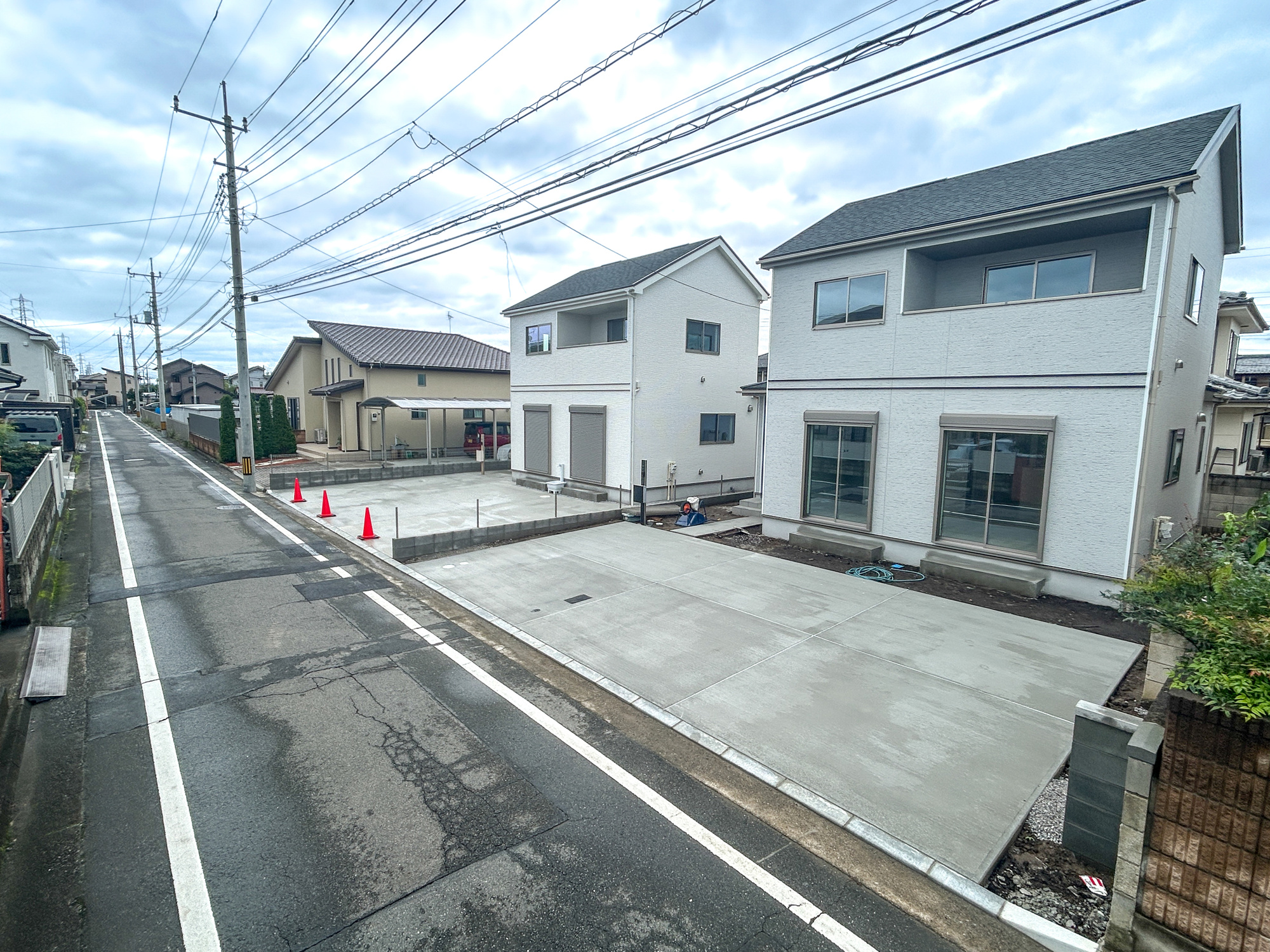 前橋市光が丘町　新築住宅全2棟の前面道路含む現地写真|低層の一戸建てを中心とした街並みが整然と続き、周辺は高い建物が建っていないので、採光や開放性に恵まれ、空が広く緑の多い閑静な趣を感じる環境です。

