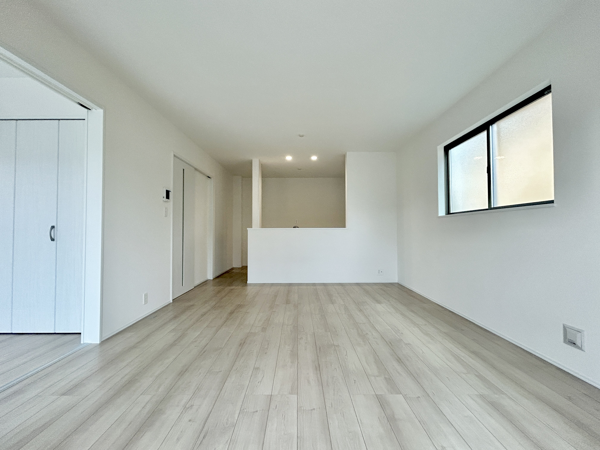 前橋市光が丘町　新築住宅全2棟の居間・リビング|室内にいても、たっぷりの陽光と爽やかな風を感じて頂ける、開放感あふれるリビングです。
ご家族と穏やかに過ごす、心地の良い時間が流れます。