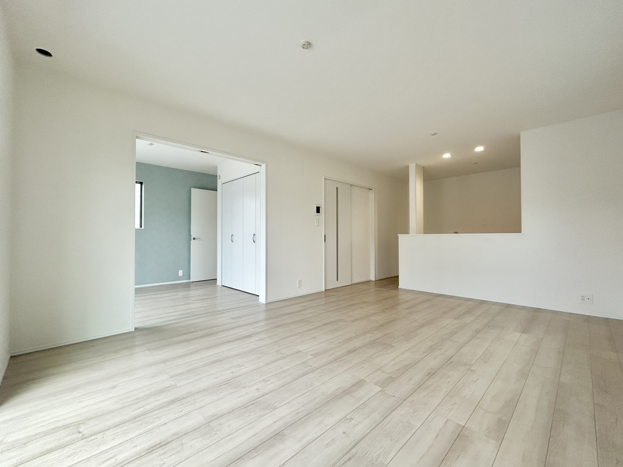 前橋市光が丘町　新築住宅全2棟の居間・リビング|オープンな空間を生み出す、こだわりの広がりとゆとり。家族と過ごす時間を大切にしたい方にぴったりの明るくゆとりある住空間です。南側の窓からの日差しがリビングの隅々までしっかりと届きます！ 