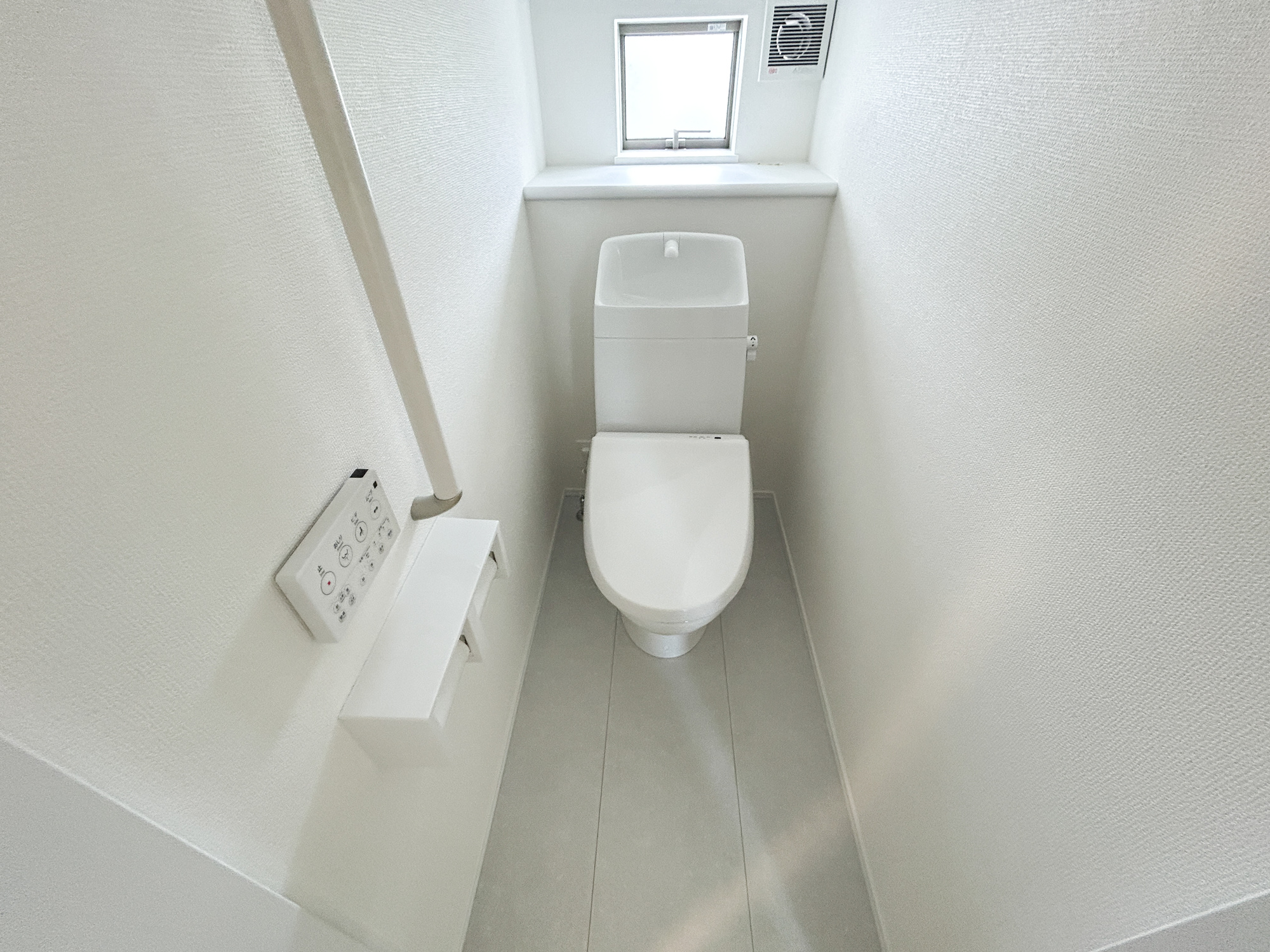 前橋市上新田町　新築住宅全1棟のトイレ|節水型でエコなトイレには、今では当たり前の洗浄付き。便座を温める機能もついていて、居心地良くてトイレから出られなくなるかも！換気用に換気扇はもちろん、窓も着いているので常に快適ですね♪
