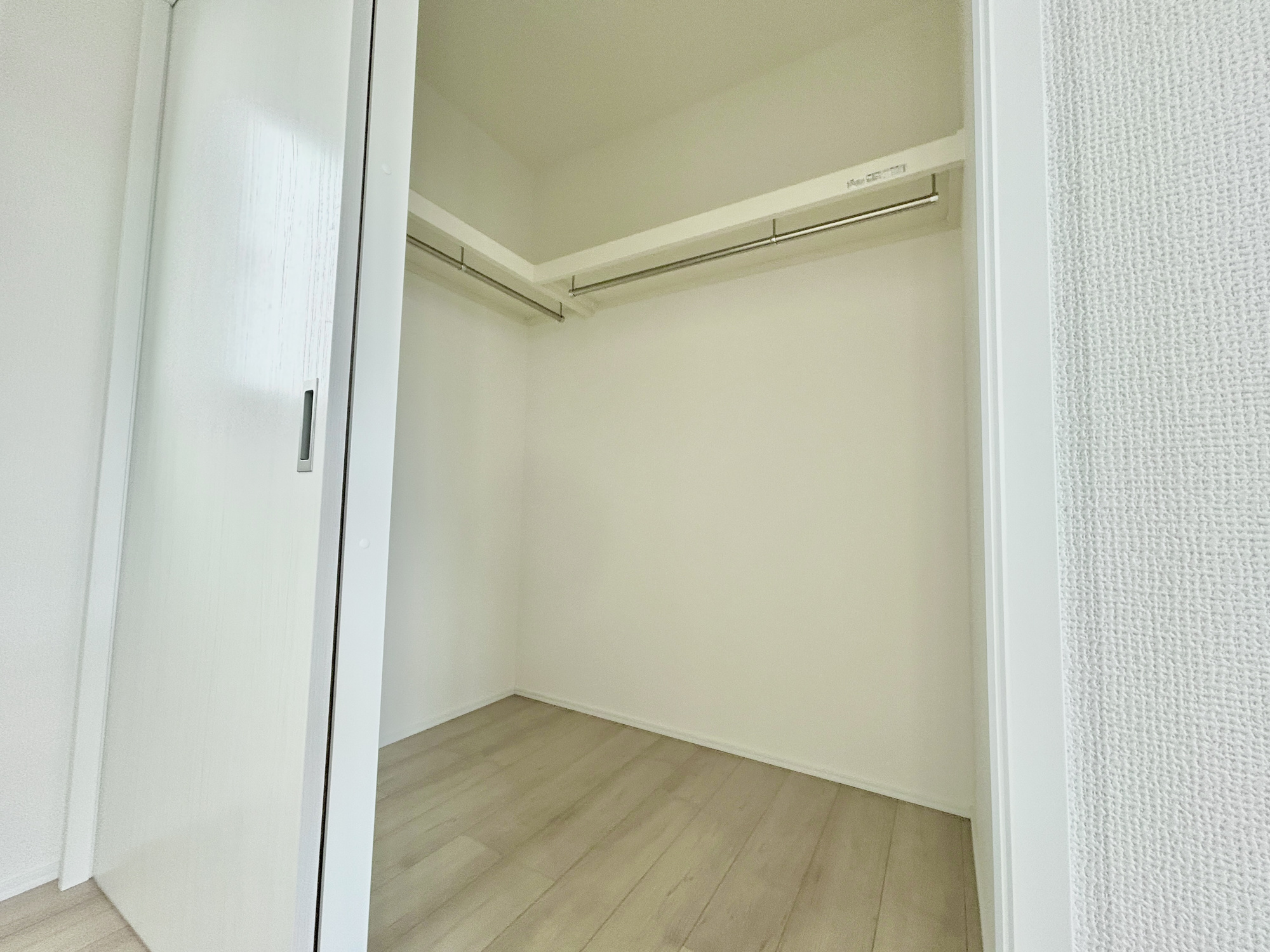 前橋市上新田町　新築住宅全1棟の収納|たくさんのお洋服が入る、ウォークインクローゼット。
お洋服以外にも掃除機やスーツケースなどを一箇所に集約できるのが魅力です♪
収納ケースを置かなくていいのでお部屋の見た目にもスッキリ！