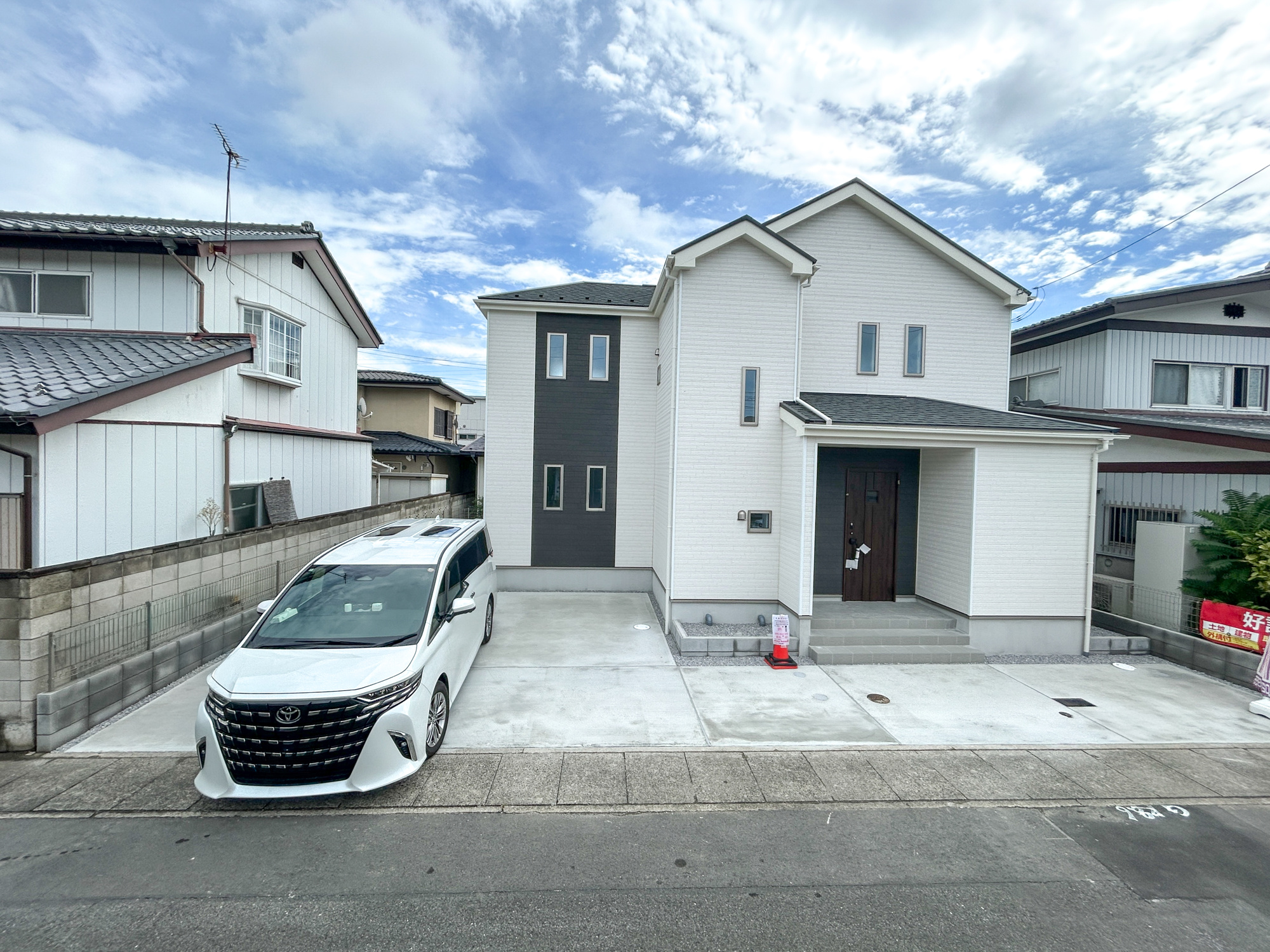 前橋市上新田町　新築住宅全1棟の駐車場|駐車場は全面アスファルト施工済みでお手入れ不要です(^^♪