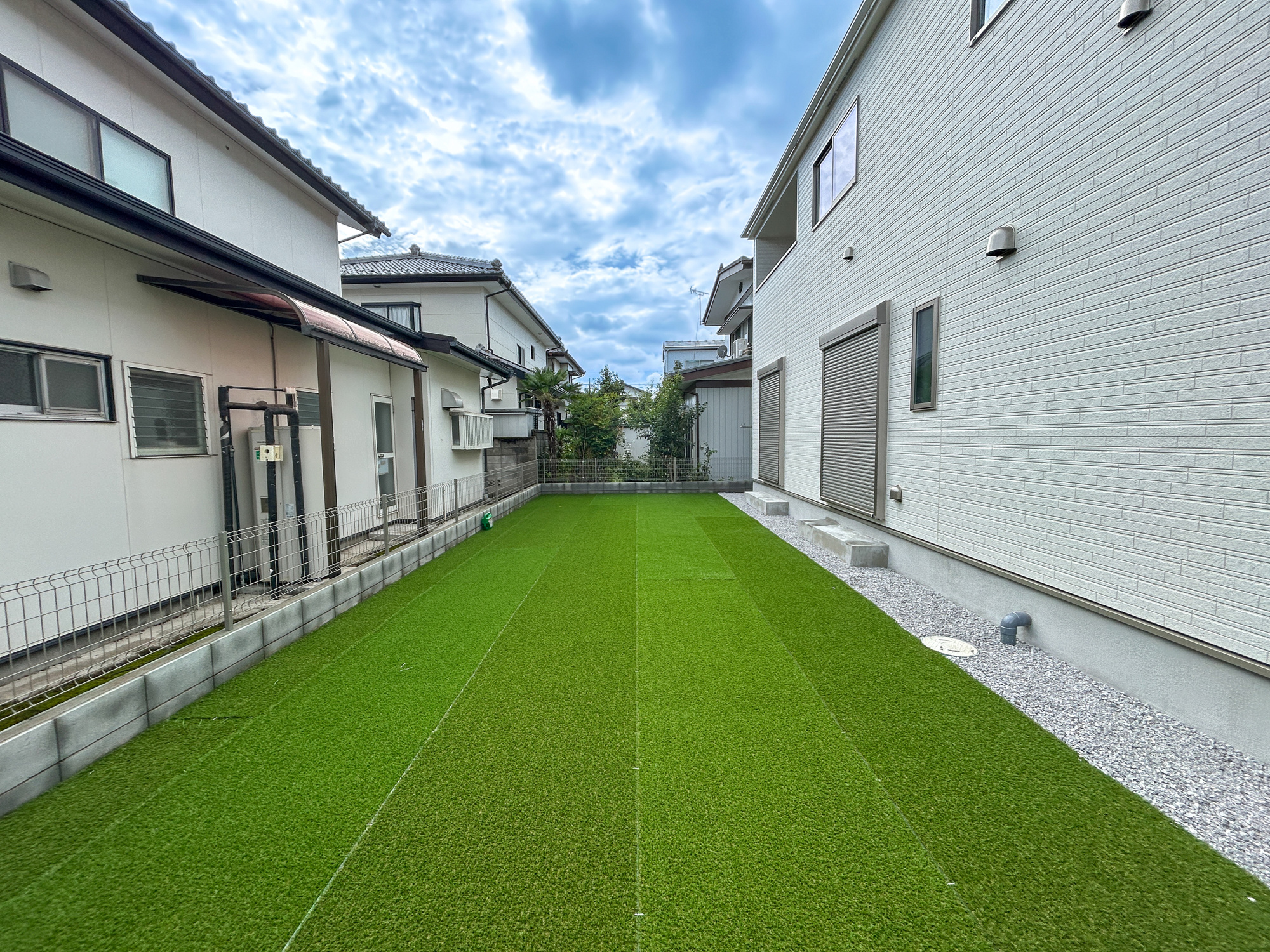 前橋市上新田町　新築住宅全1棟の庭|お庭には人工芝施工済みで緑の色が安らぎを感じさせます♪