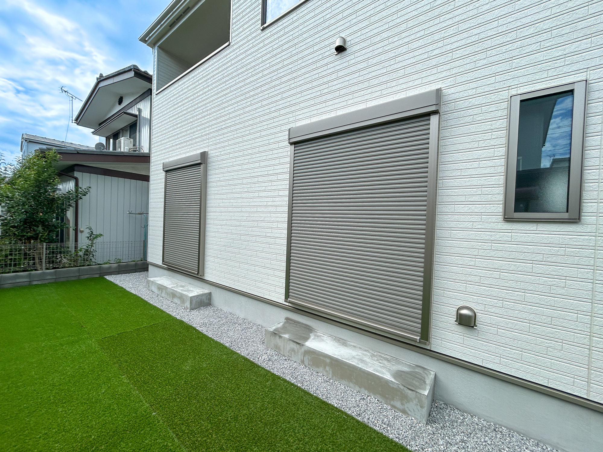 前橋市上新田町　新築住宅全1棟の防犯設備|防風、防犯、防音、断熱と様々な効果を発揮するシャッター付きです♪
