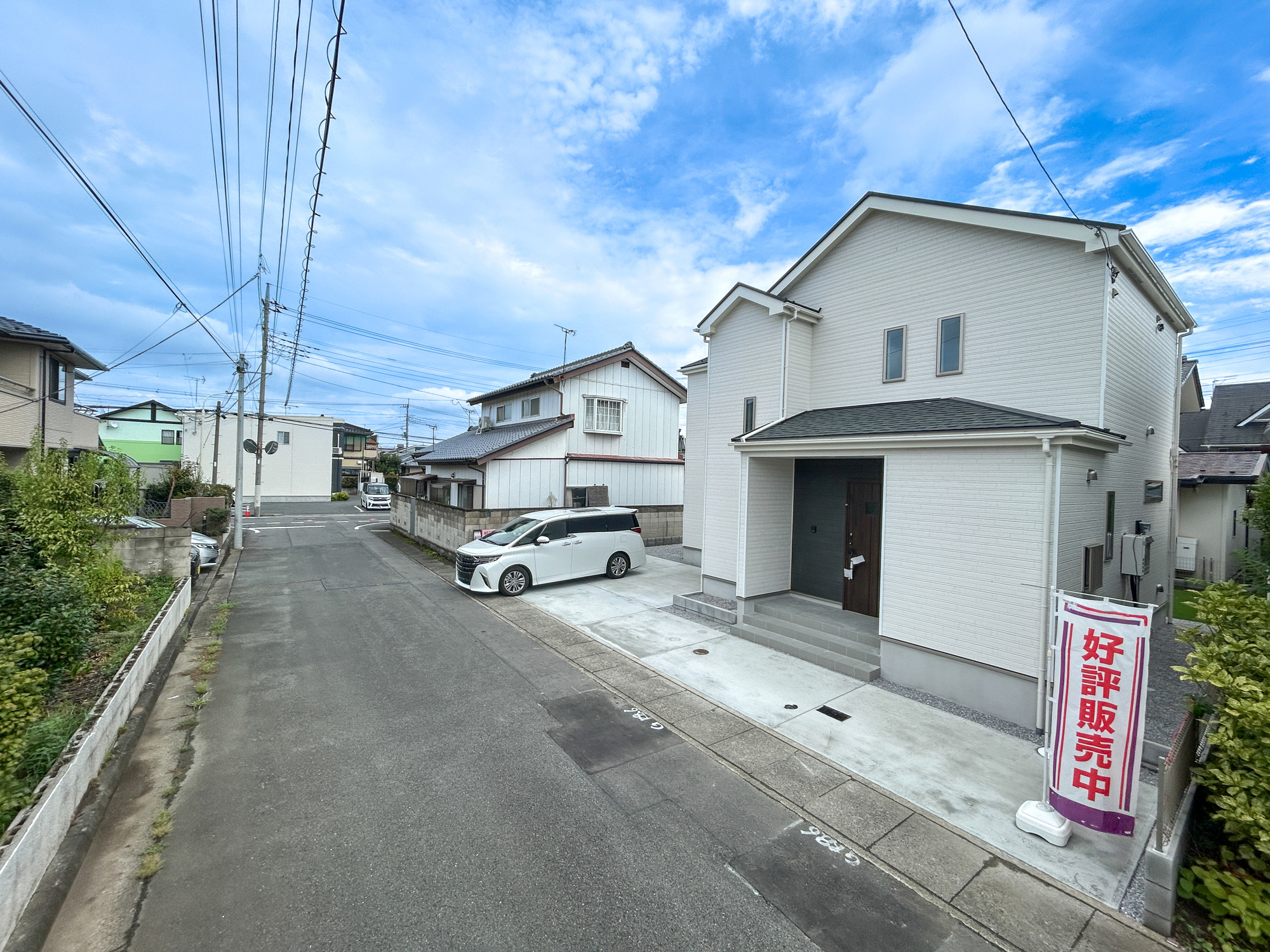 前橋市上新田町　新築住宅全1棟の前面道路含む現地写真|閑静な住宅地で子育て家族にピッタリ。毎日のお散歩も快適な緑に恵まれたエリアで、自然に包まれた穏やかな暮らしを実現するための、ゆとりある住環境が整っています。

