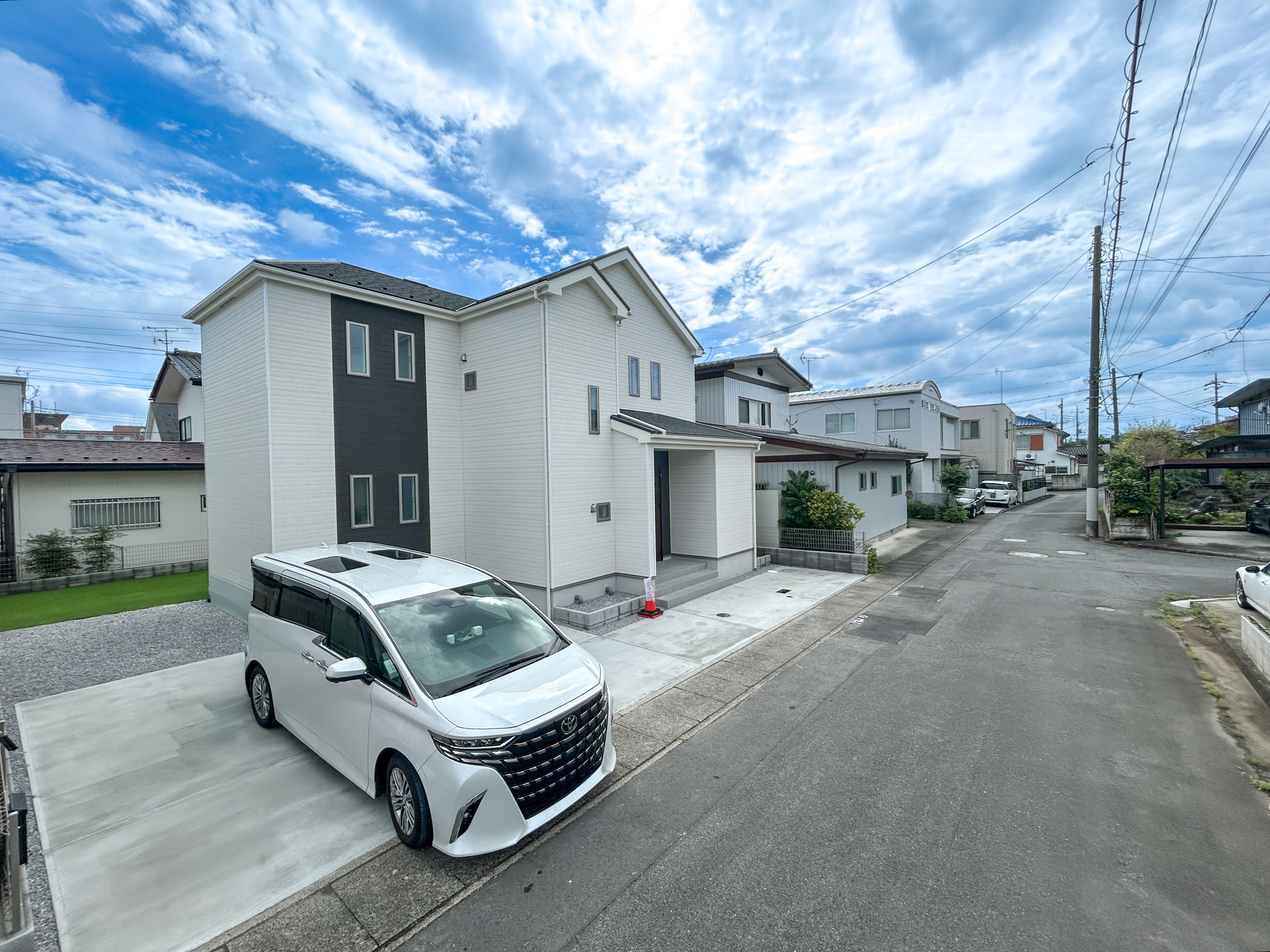 前橋市上新田町　新築住宅全1棟の前面道路含む現地写真|低層の一戸建てを中心とした街並みが整然と続き、周辺は高い建物が建っていないので、採光や開放性に恵まれ、空が広く緑の多い閑静な趣を感じる環境です。

