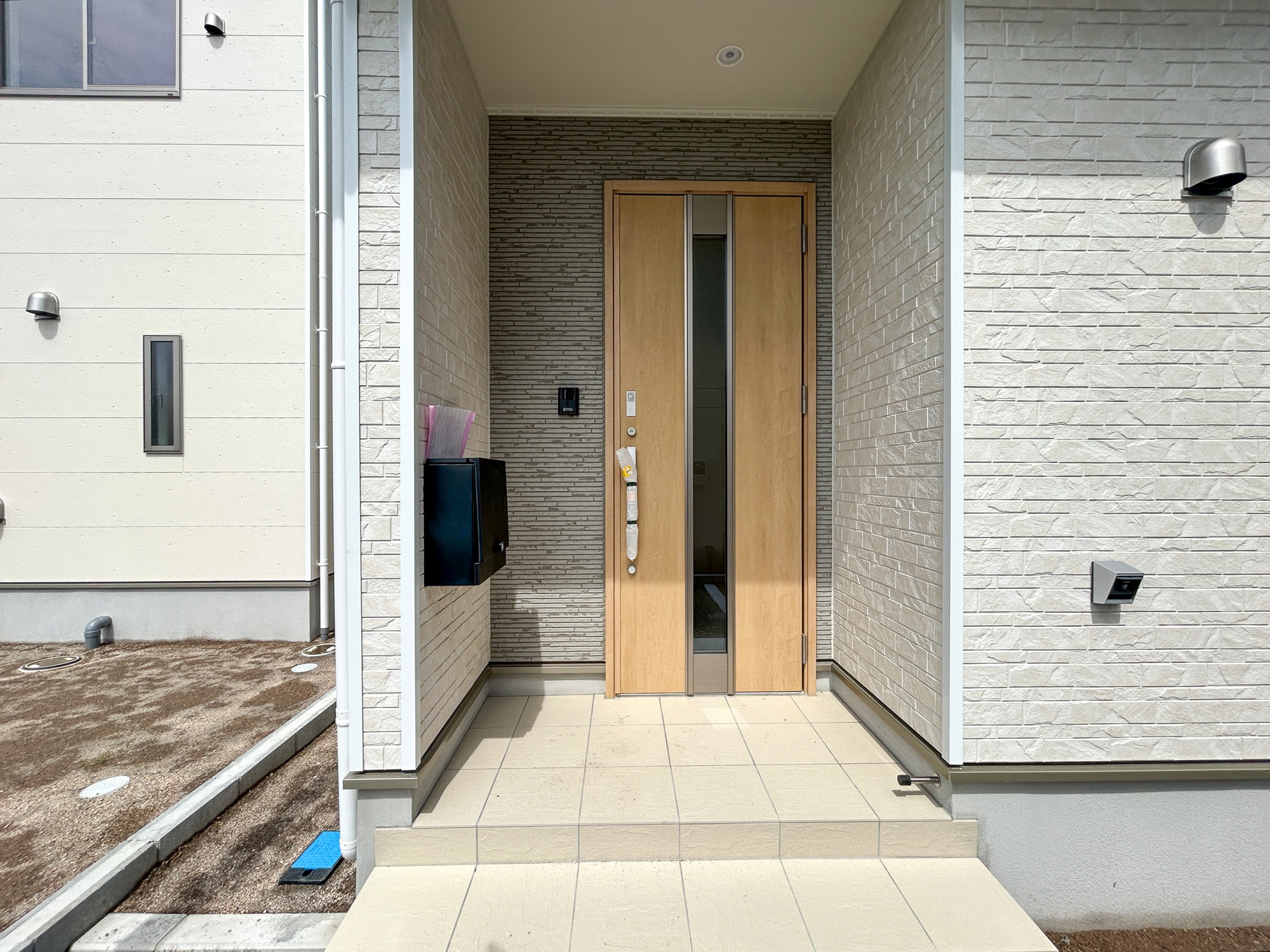 前橋市稲荷新田町第3　新築住宅全4棟の玄関|明るく優しいイメージの玄関アプローチ。玄関上は屋根があるので雨の心配いらず♪