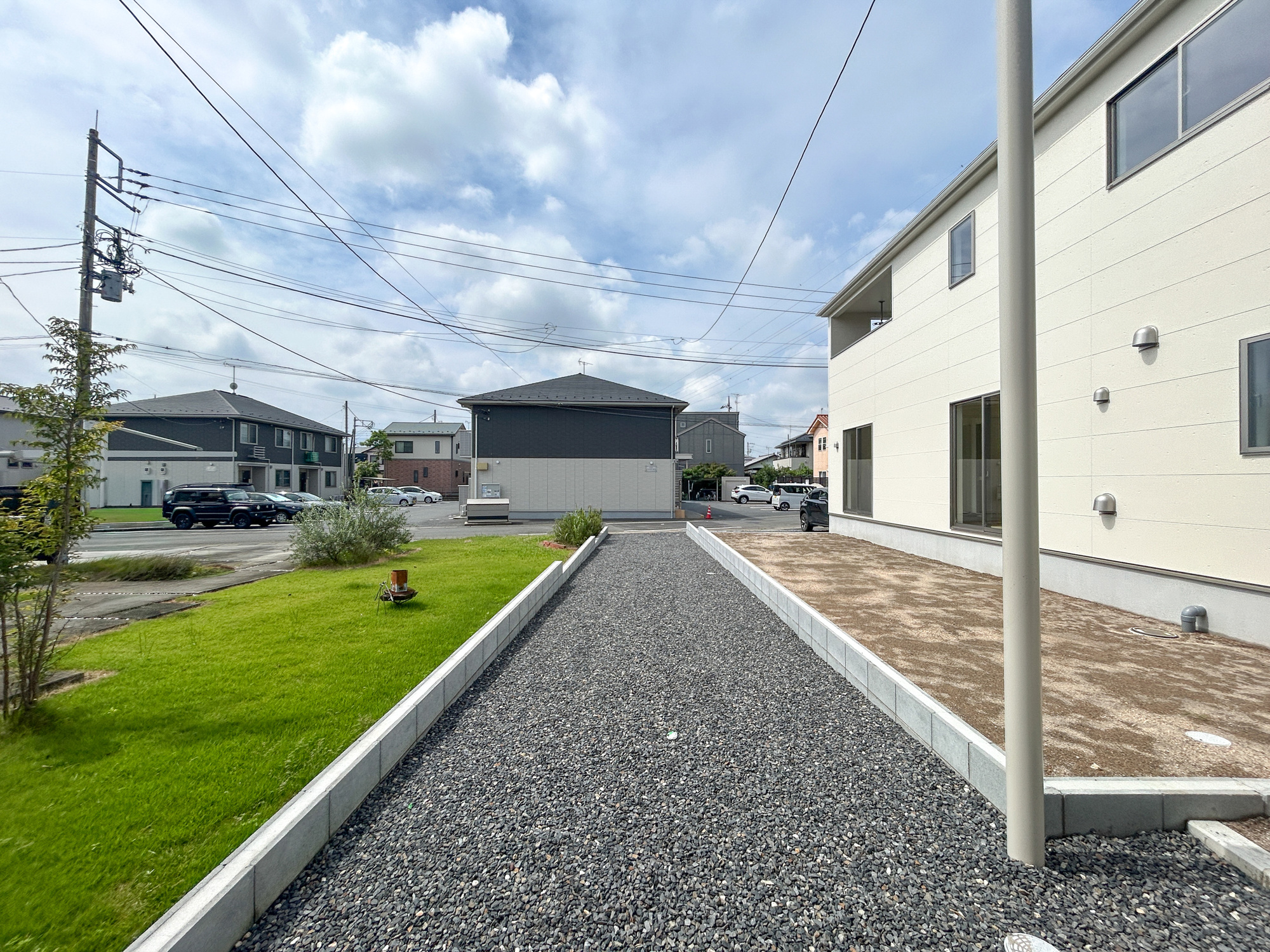 前橋市稲荷新田町第3　新築住宅全4棟の駐車場|砂利が施工してあるのでお手入れ不要です♪