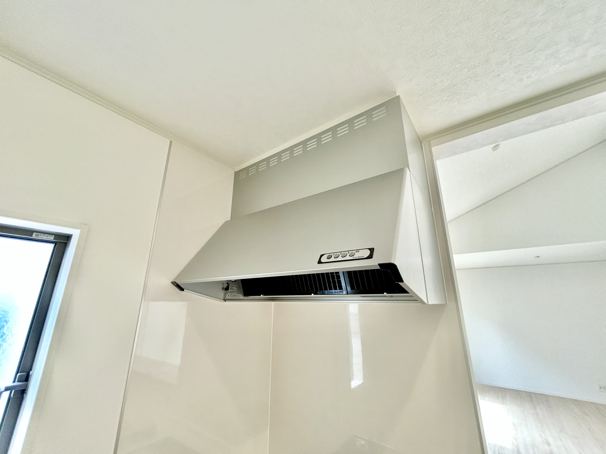 前橋市稲荷新田町第3　新築住宅全4棟の設備|キッチンの見た目もスッキリし、稼働している時も音が静かなレンジフード。
