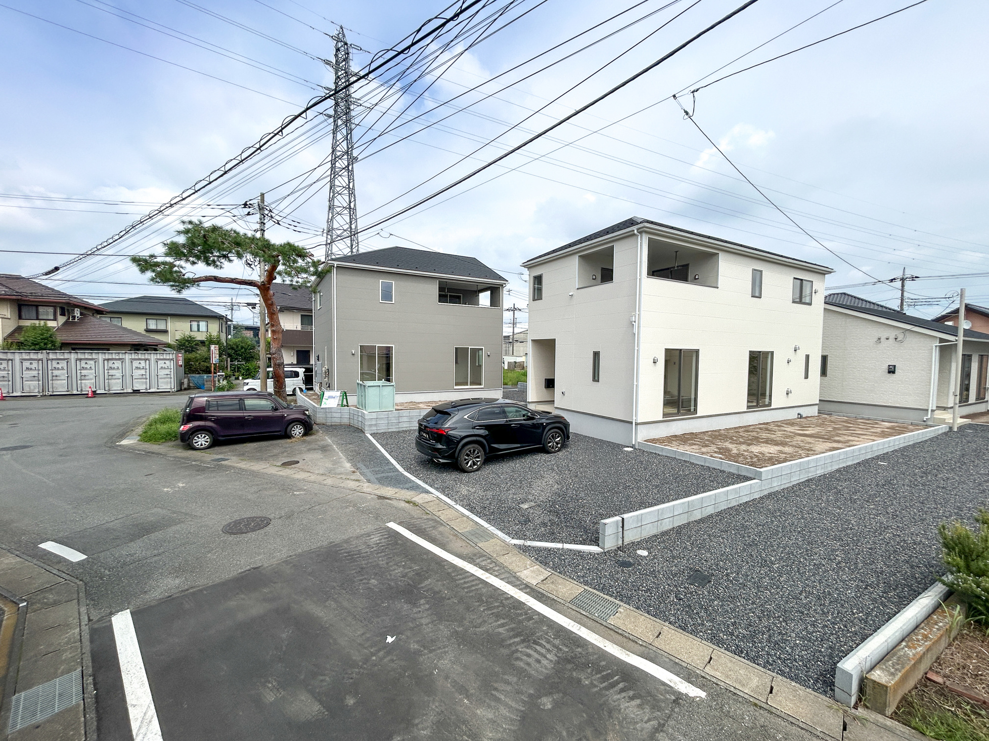 前橋市稲荷新田町第3　新築住宅全4棟の前面道路含む現地写真|低層の一戸建てを中心とした街並みが整然と続き、周辺は高い建物が建っていないので、採光や開放性に恵まれ、空が広く緑の多い閑静な趣を感じる環境です。

